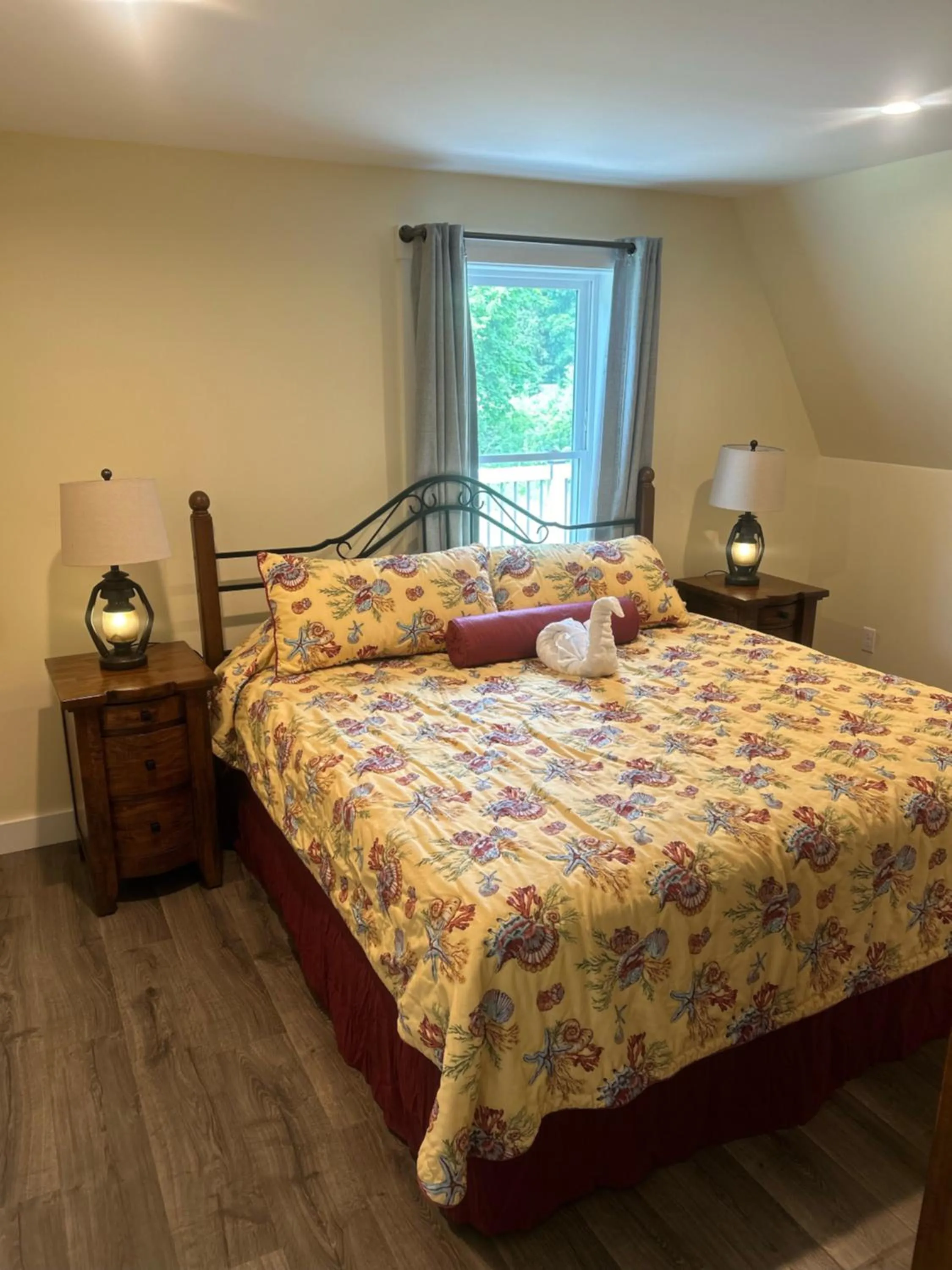 Bedroom, Bed in Colonial Gables Oceanfront Village