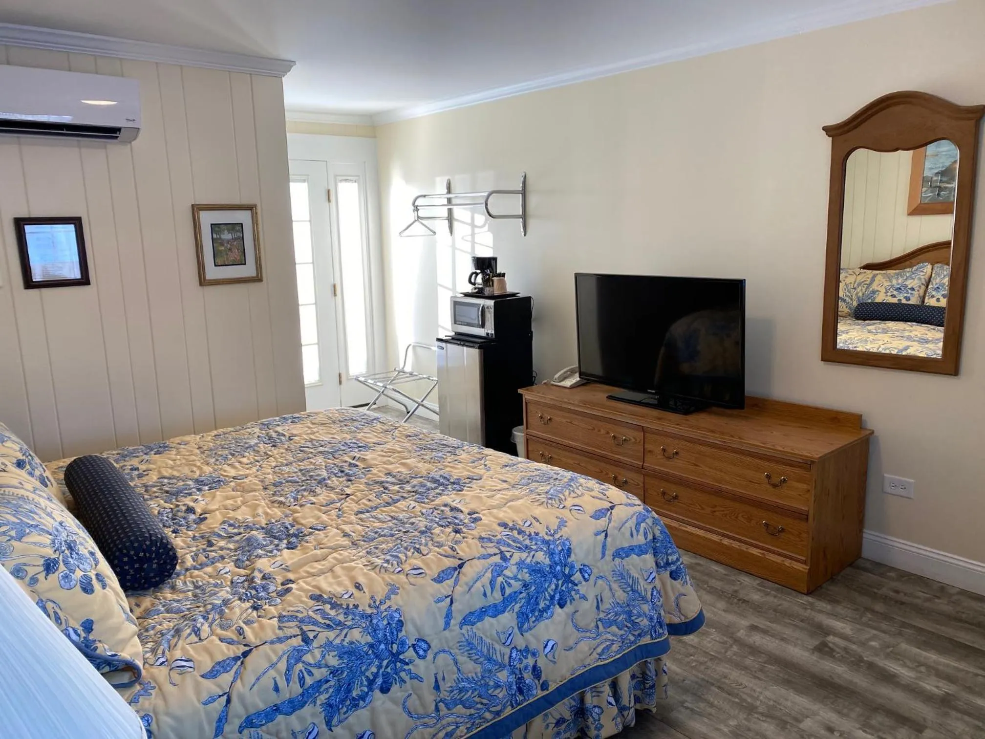 Photo of the whole room, Bed in Colonial Gables Oceanfront Village