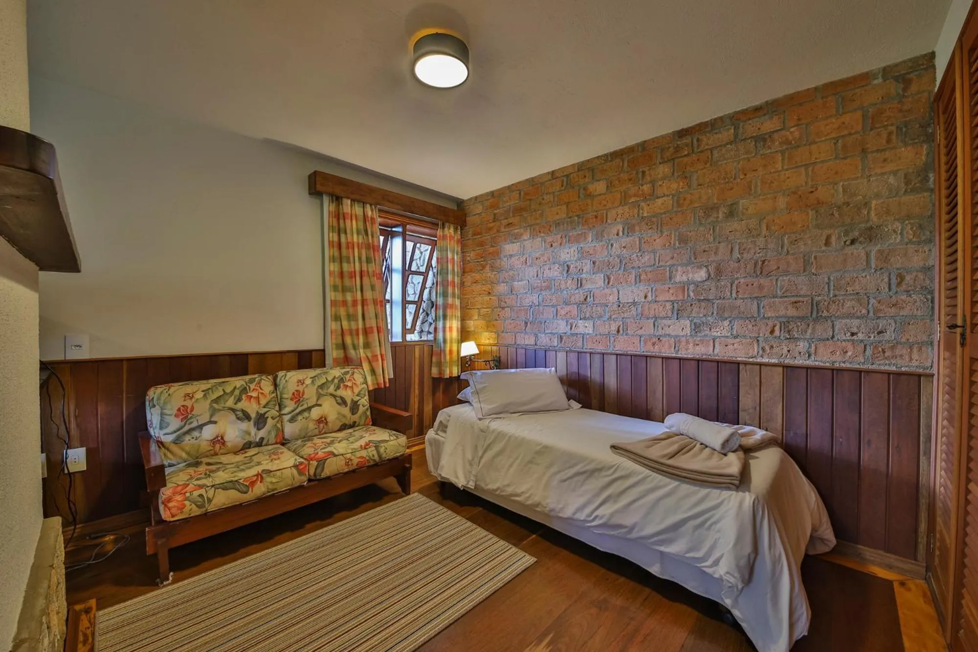 Photo of the whole room, Bed in Esquilo Hotel