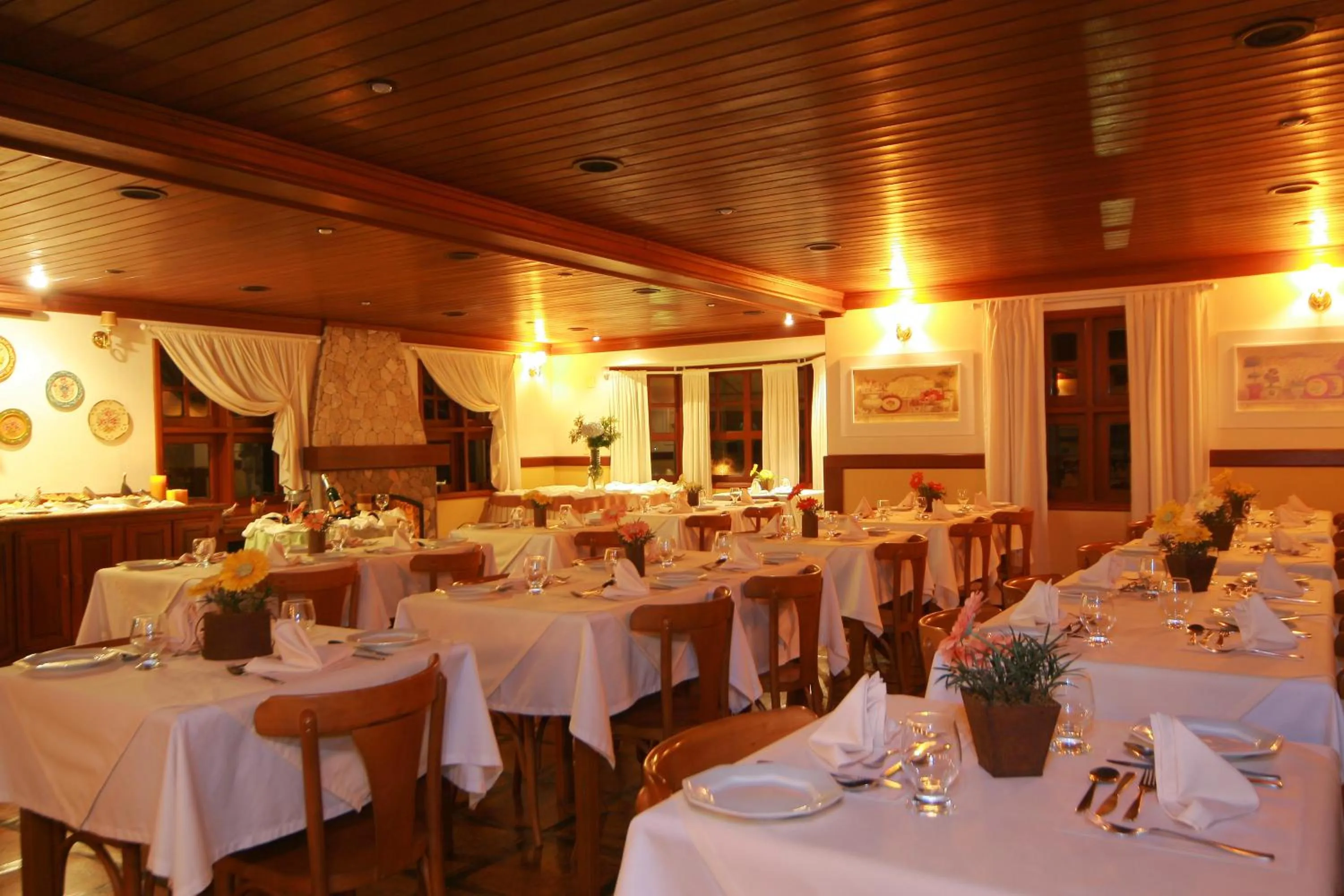Restaurant/places to eat in Esquilo Hotel