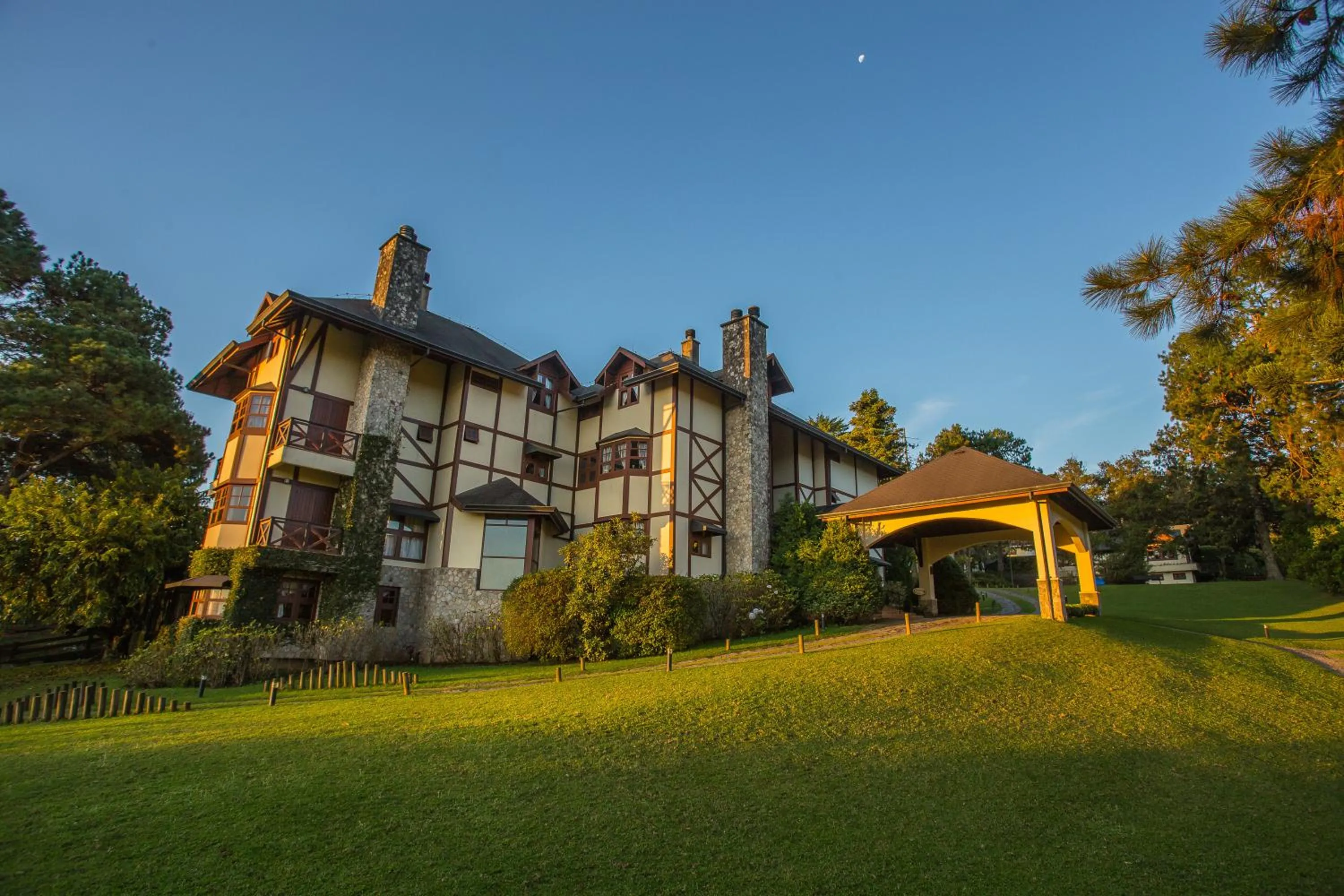 Facade/entrance in Esquilo Hotel