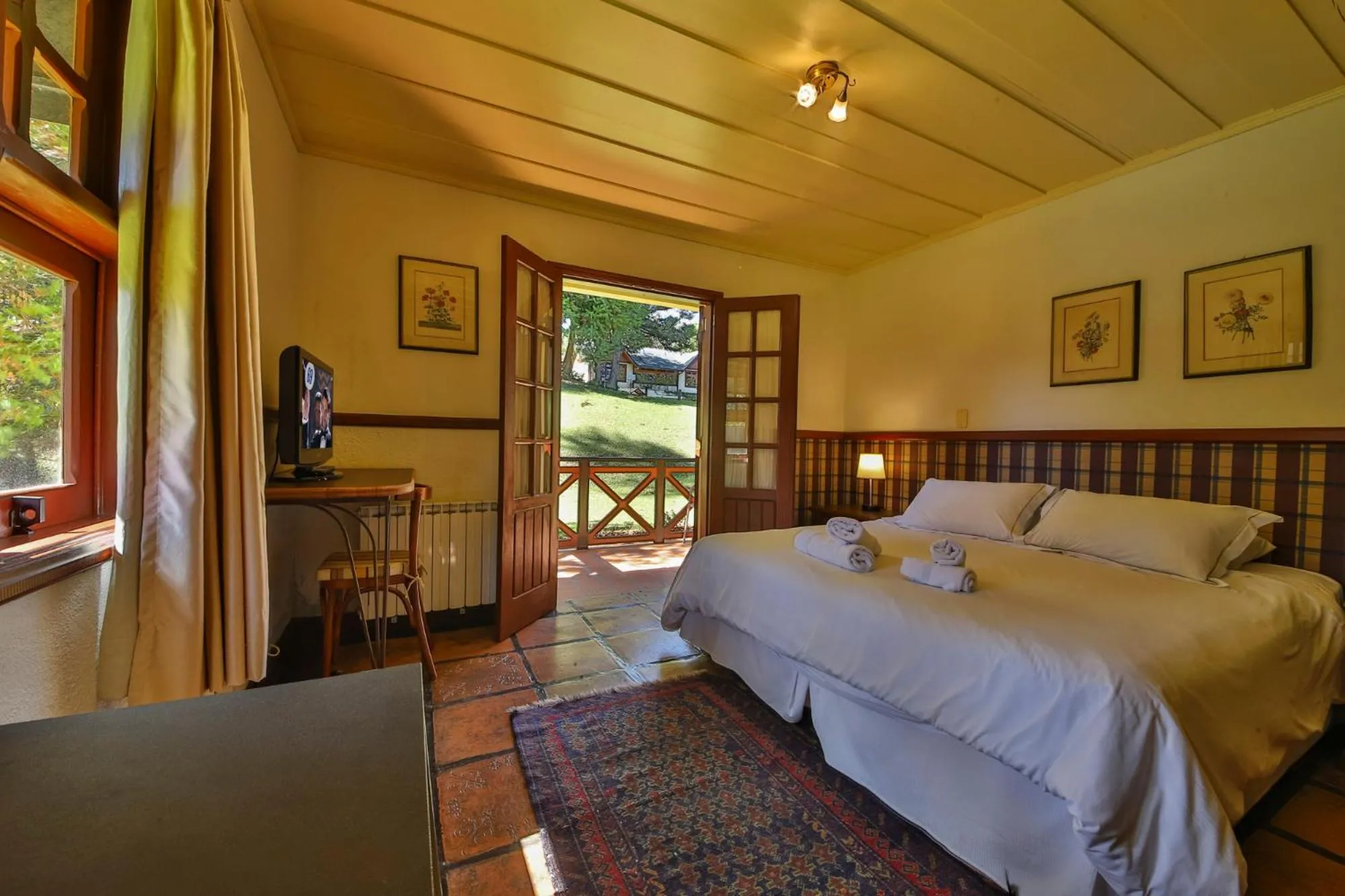 Photo of the whole room, Bed in Esquilo Hotel