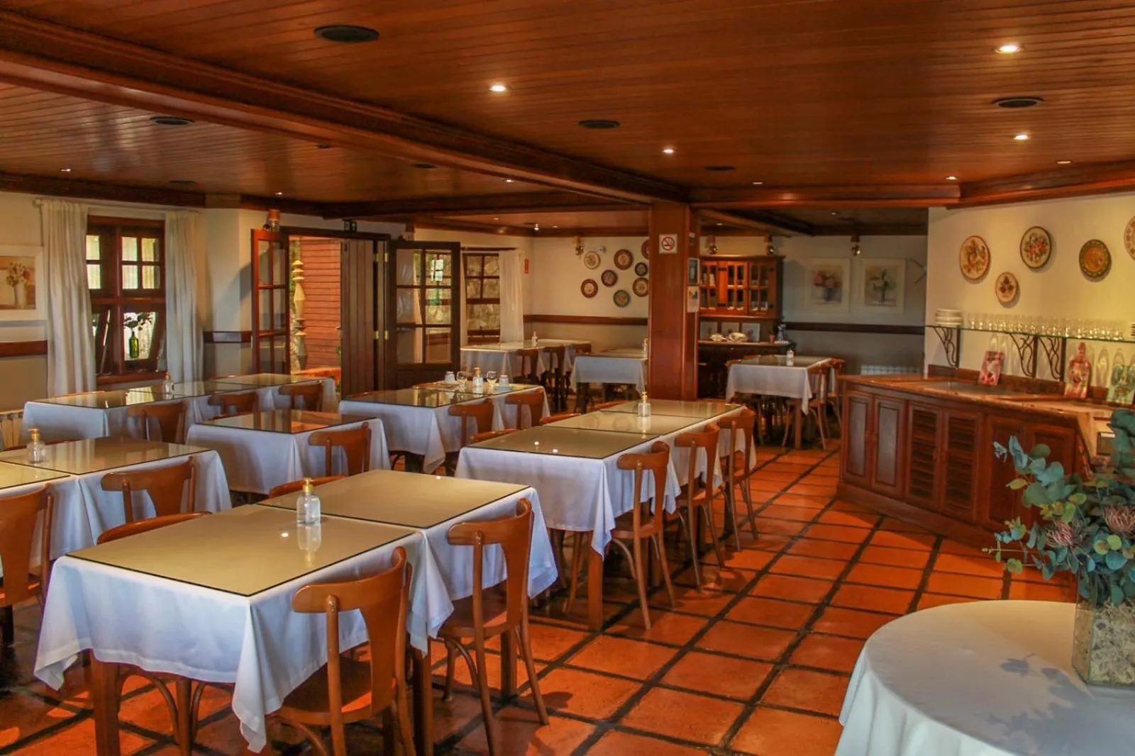 Restaurant/places to eat in Esquilo Hotel