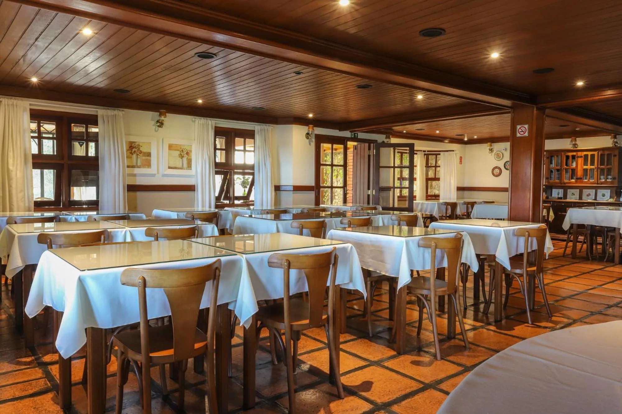 Restaurant/places to eat in Esquilo Hotel