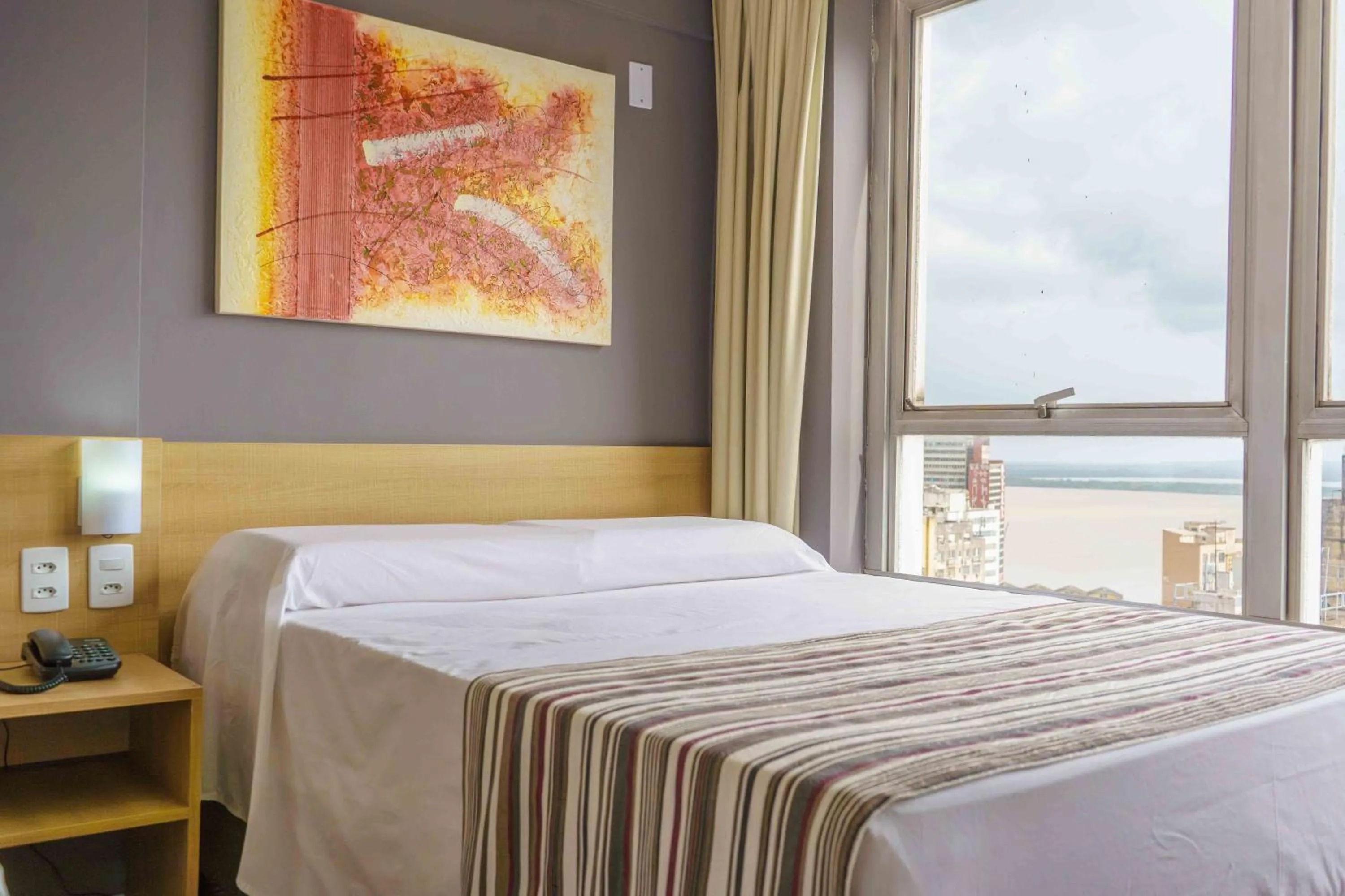 View (from property/room), Bed in Hotel Dan Inn Express Porto Alegre by Nacional Inn -Próximo à Arena do Grêmio, Parque Harmonia e Réveillon na Orla do Guaíba