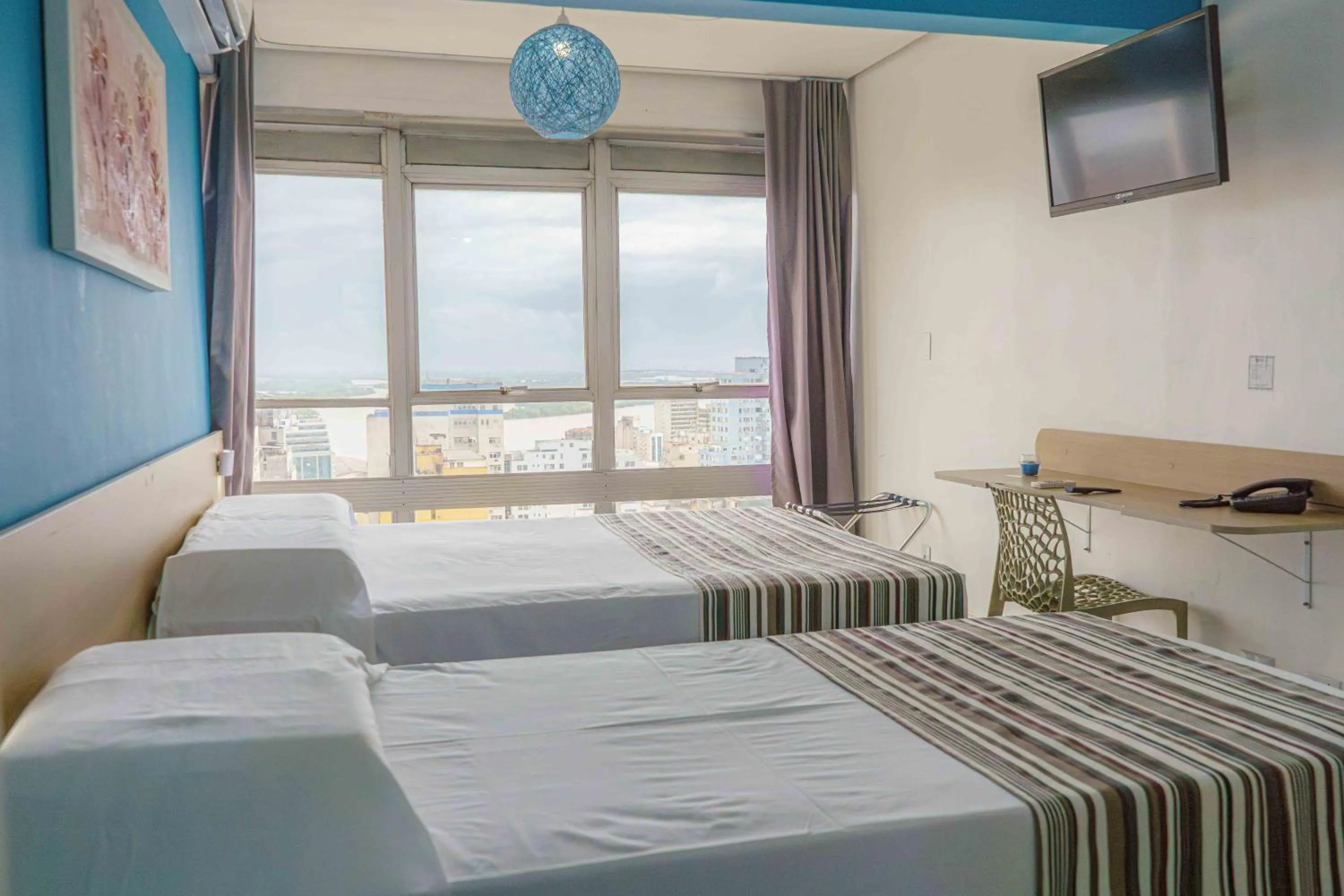 Photo of the whole room, Bed in Hotel Dan Inn Express Porto Alegre by Nacional Inn -Próximo à Arena do Grêmio, Parque Harmonia e Réveillon na Orla do Guaíba