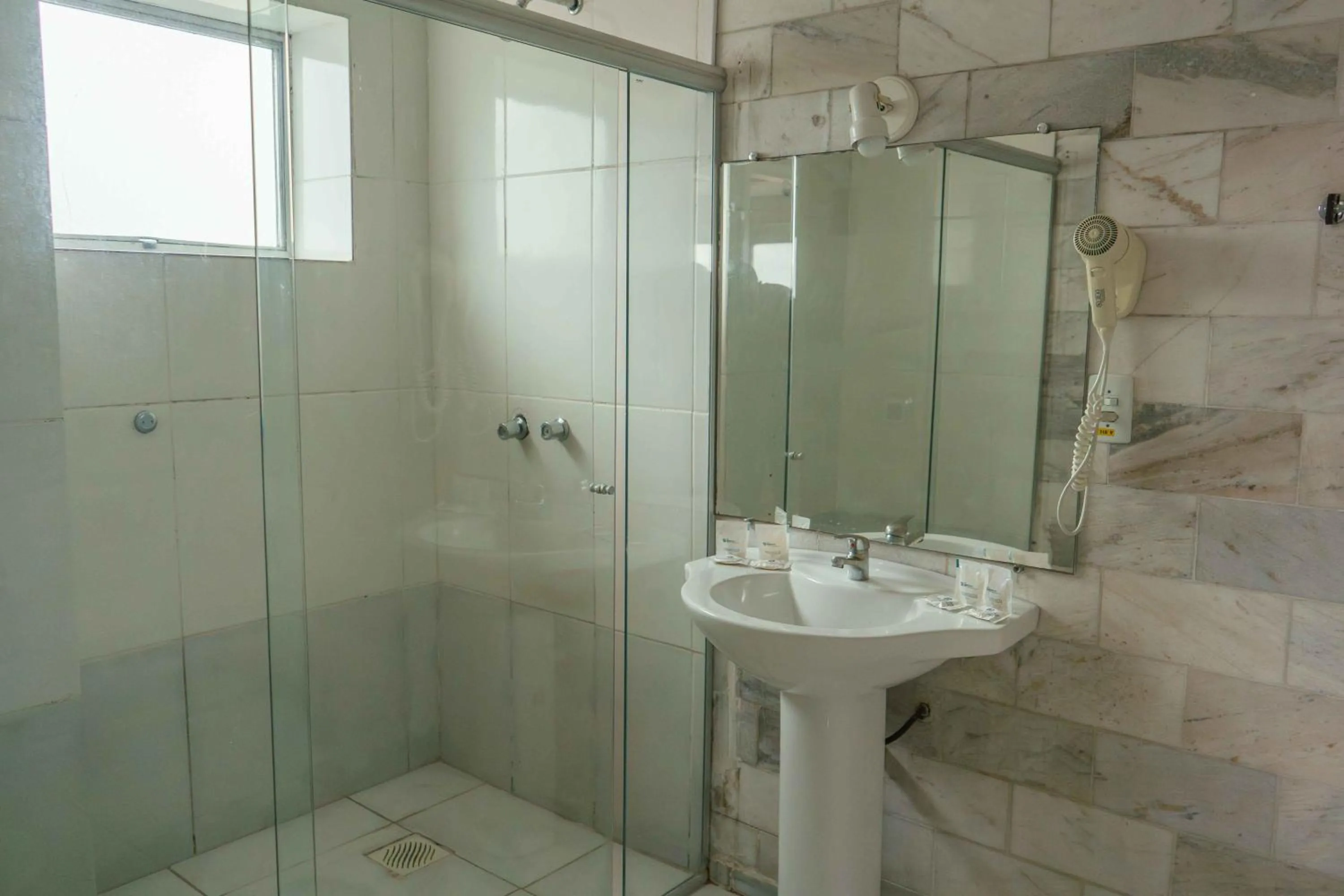 Bathroom in Hotel Dan Inn Express Porto Alegre by Nacional Inn -Próximo à Arena do Grêmio, Parque Harmonia e Réveillon na Orla do Guaíba