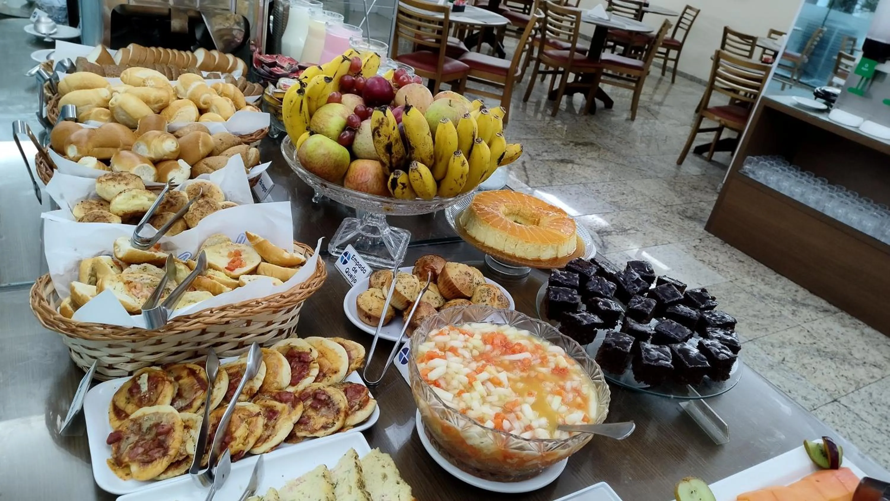 Buffet breakfast in Hotel Dan Inn Express Porto Alegre by Nacional Inn -Próximo à Arena do Grêmio, Parque Harmonia e Réveillon na Orla do Guaíba