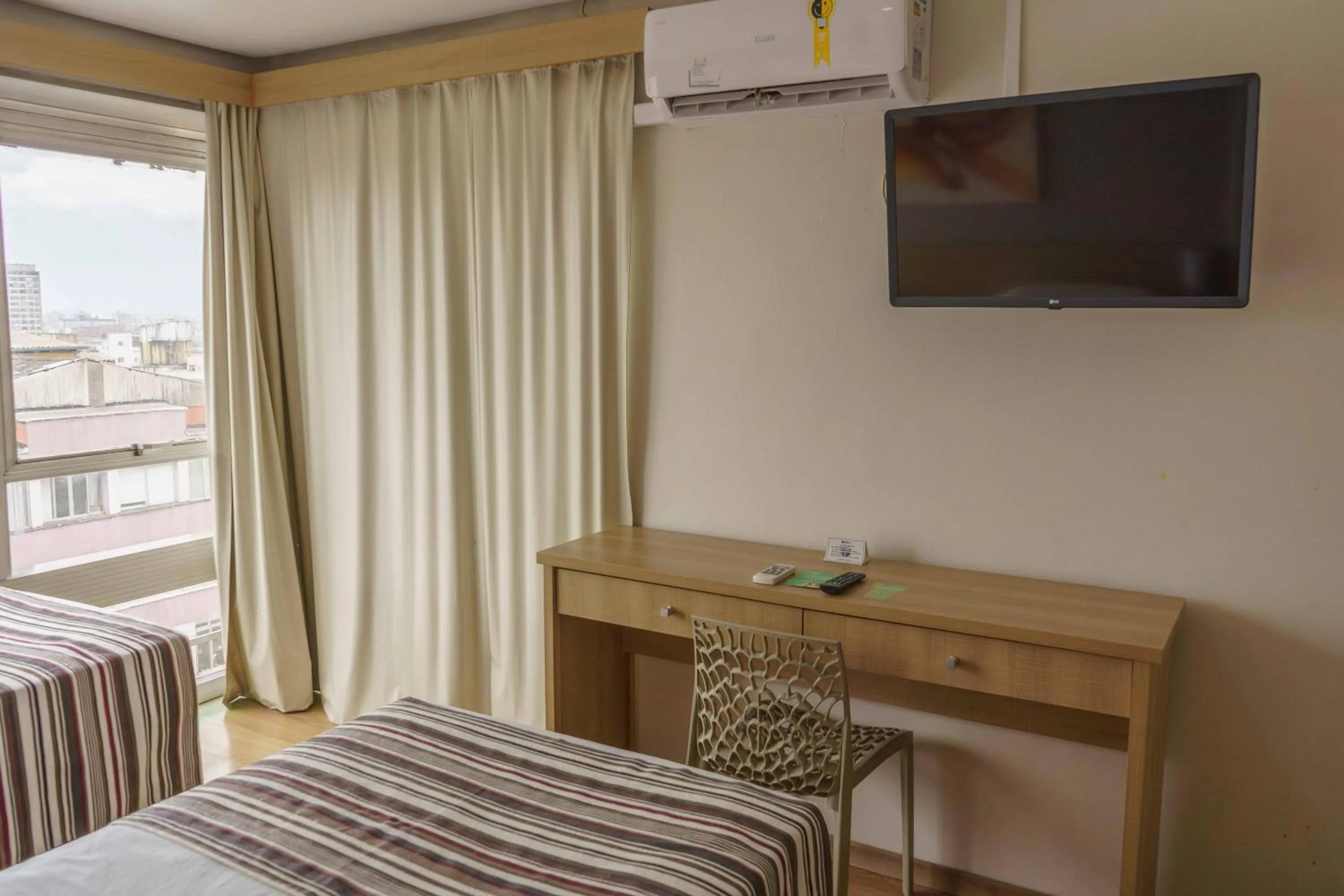 Bedroom, Bed in Hotel Dan Inn Express Porto Alegre by Nacional Inn -Próximo à Arena do Grêmio, Parque Harmonia e Réveillon na Orla do Guaíba