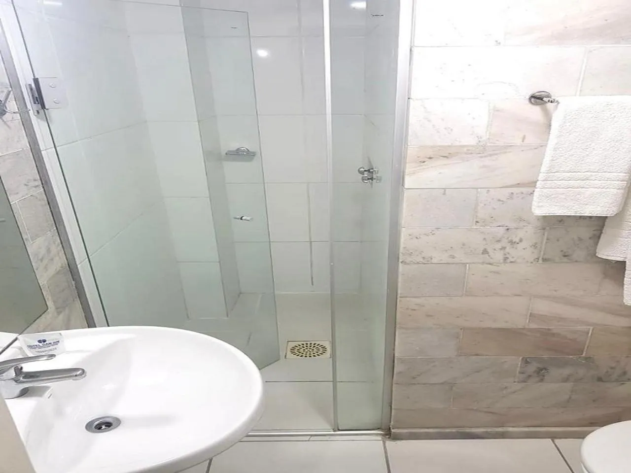 Bathroom in Hotel Dan Inn Express Porto Alegre by Nacional Inn -Próximo à Arena do Grêmio, Parque Harmonia e Réveillon na Orla do Guaíba