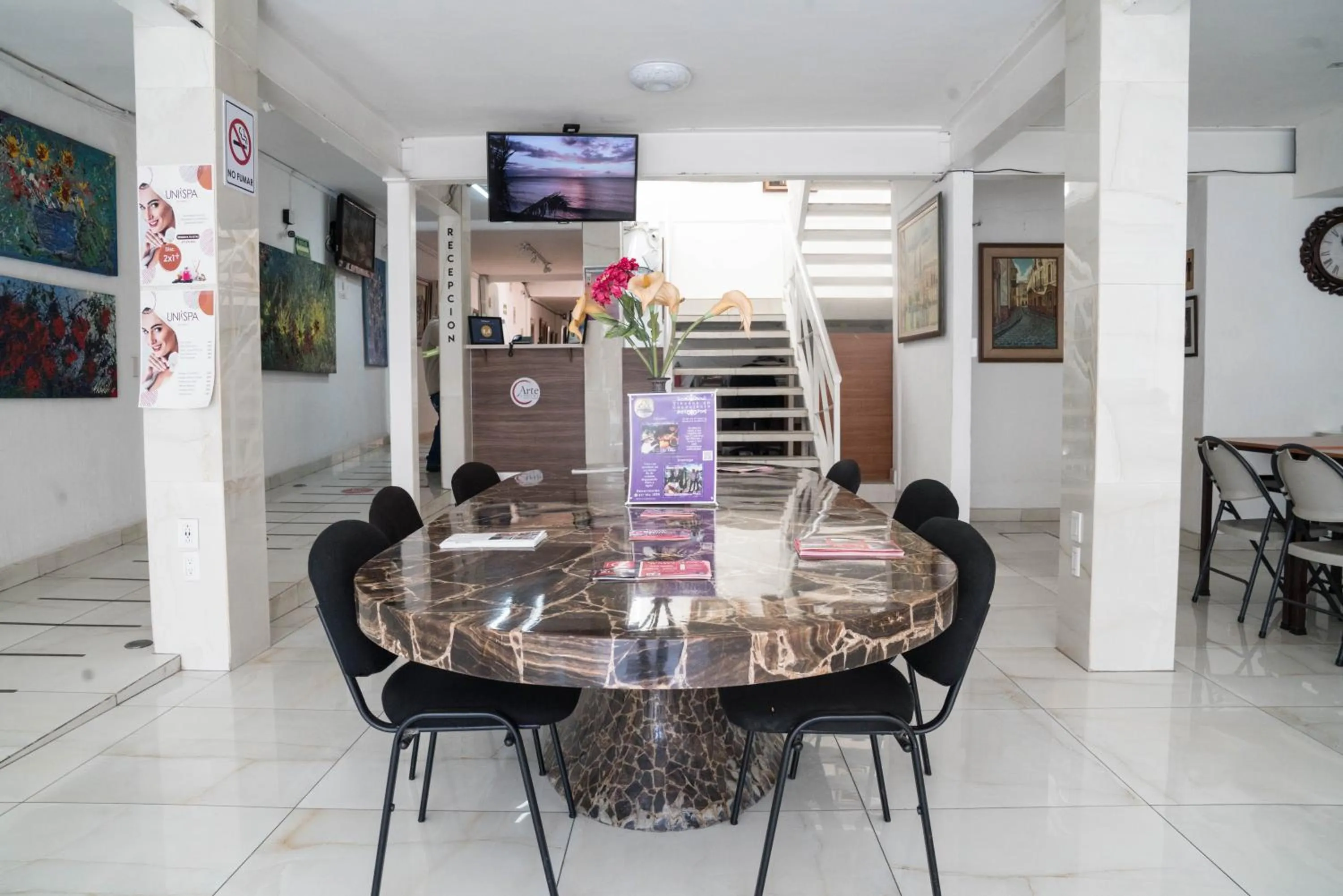 Communal lounge/ TV room in Hotel del Arte y Figura