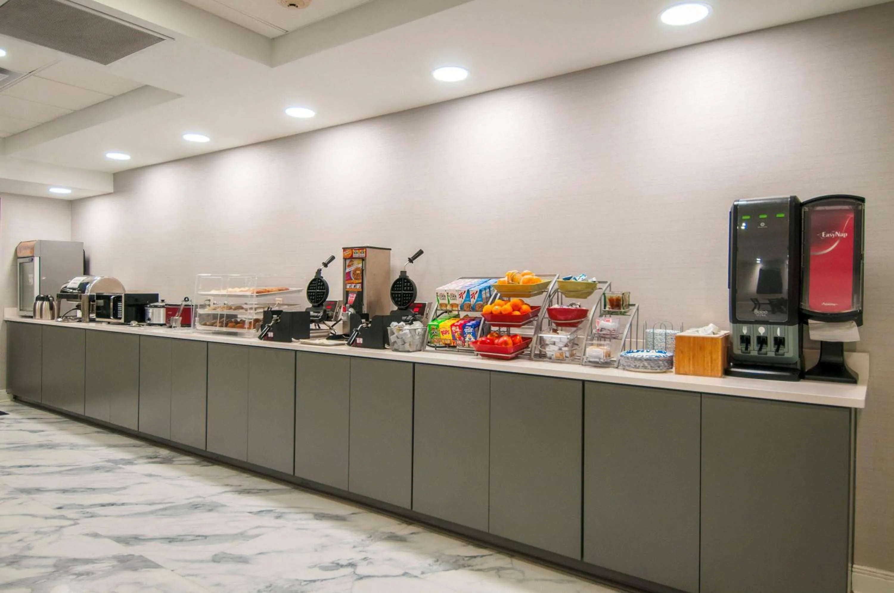 Buffet breakfast in Wingate by Wyndham Tuscaloosa