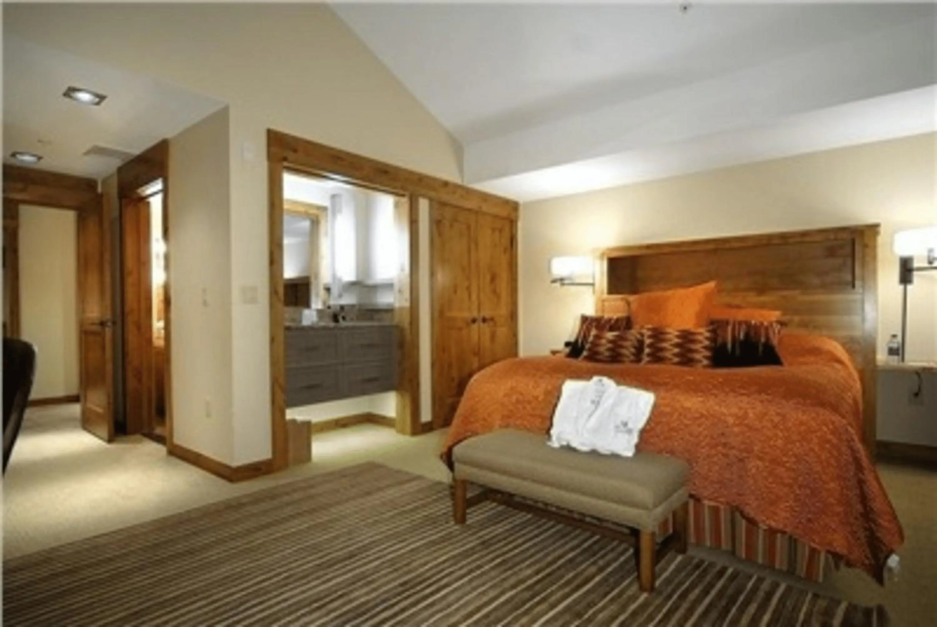 Bedroom, Bed in The Lodge at Mountaineer Square, A Vail Resorts Property