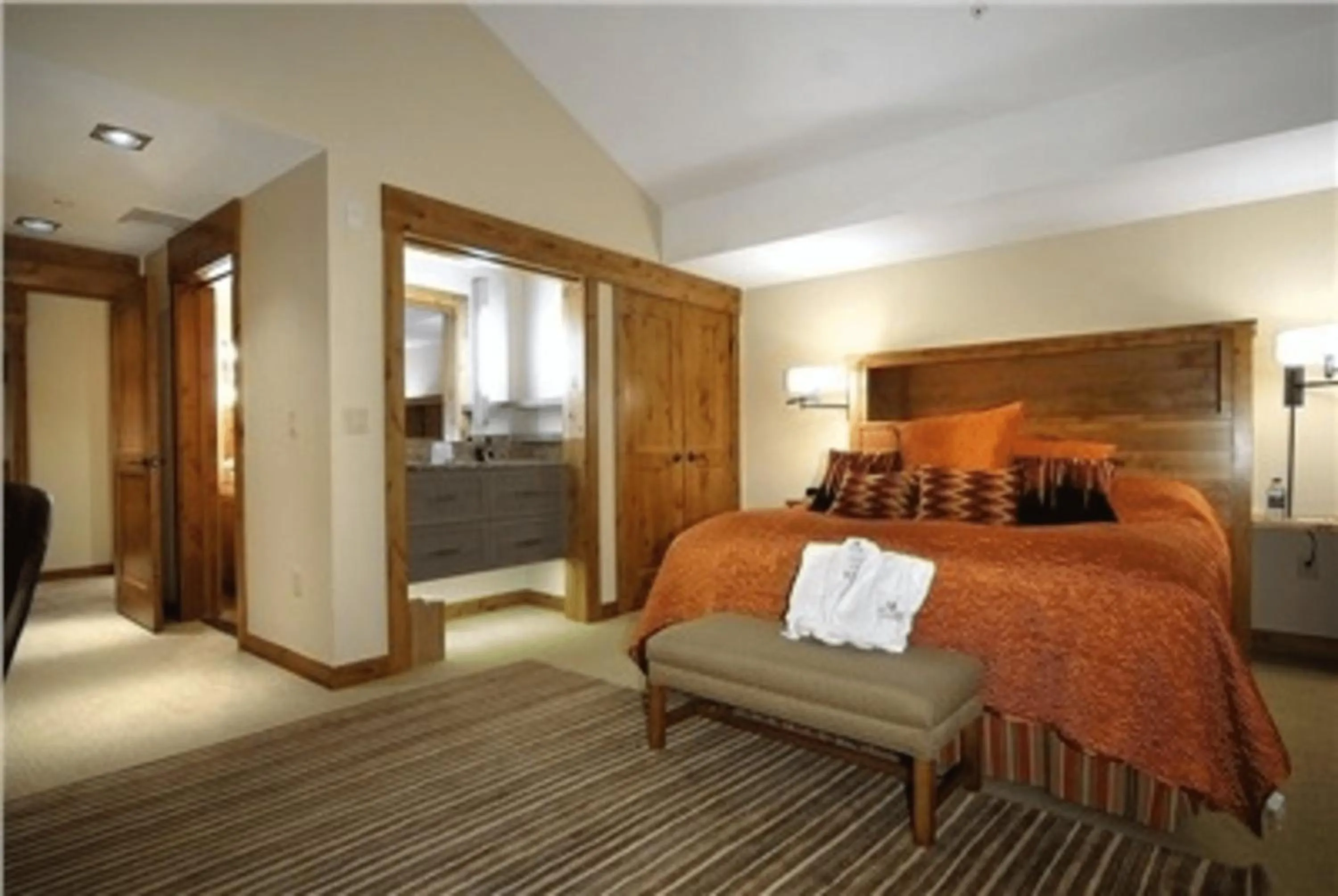 Bedroom, Bed in The Lodge at Mountaineer Square, A Vail Resorts Property
