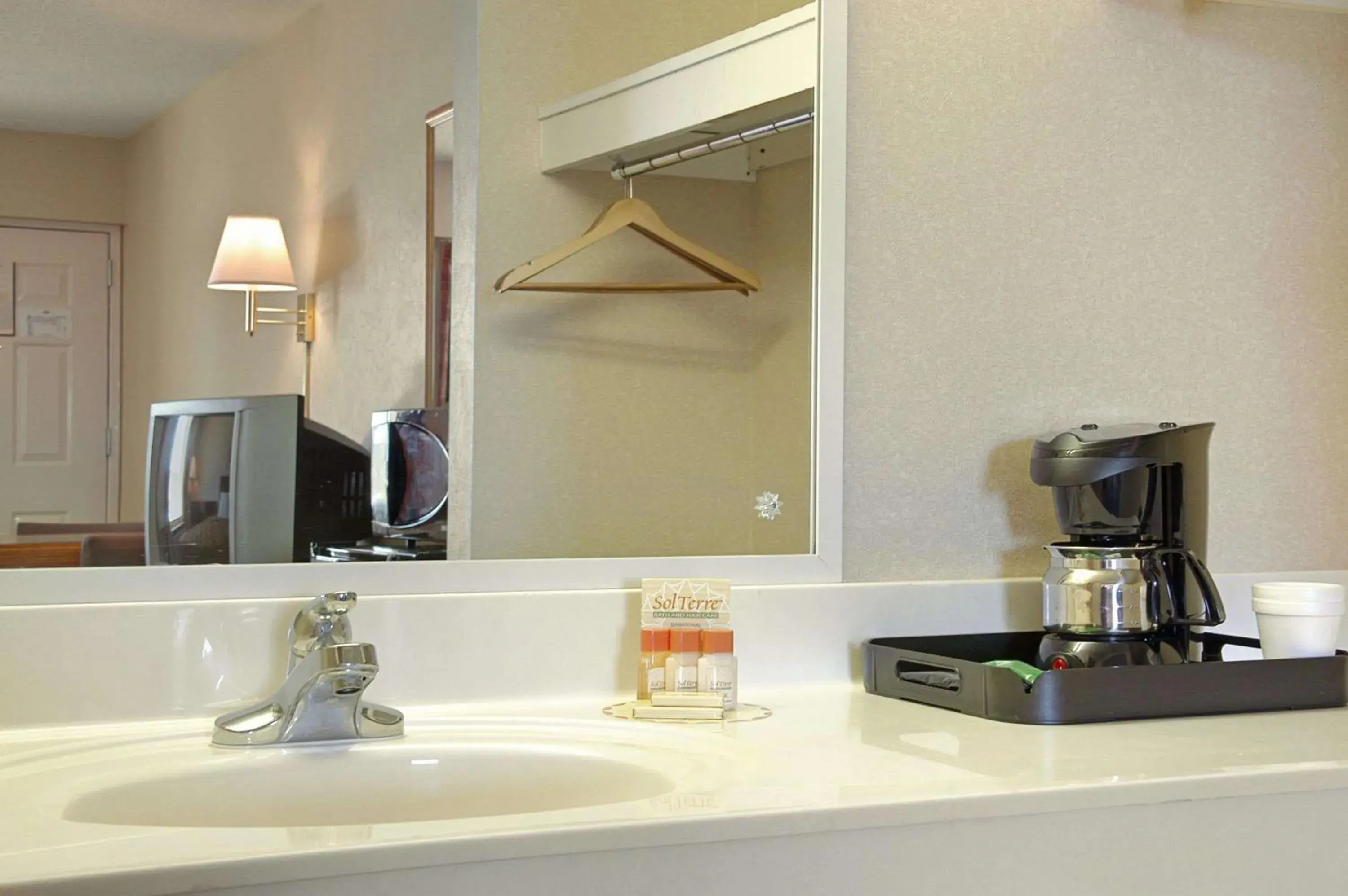 Queen Room with Two Queen Beds and Spa Bath - Non-Smoking in Days Inn by Wyndham Apple Valley Pigeon Forge/Sevierville Queen Room with Two Queen Beds and Spa Bath - Non-Smoking in Days Inn by Wyndham Apple Valley Pigeon Forge/Sevierville