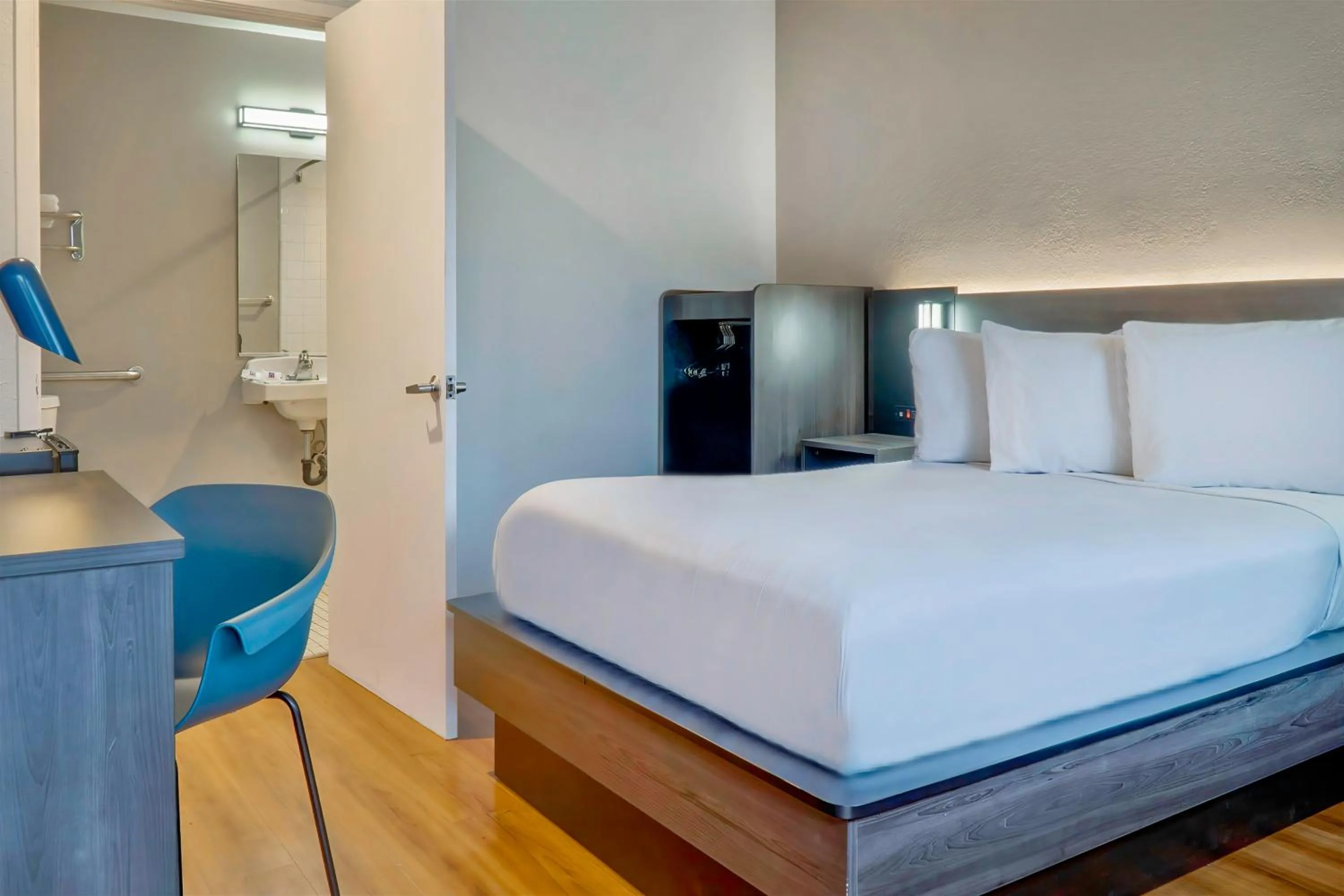 Bedroom, Bed in Motel 6-El Monte, CA - Los Angeles