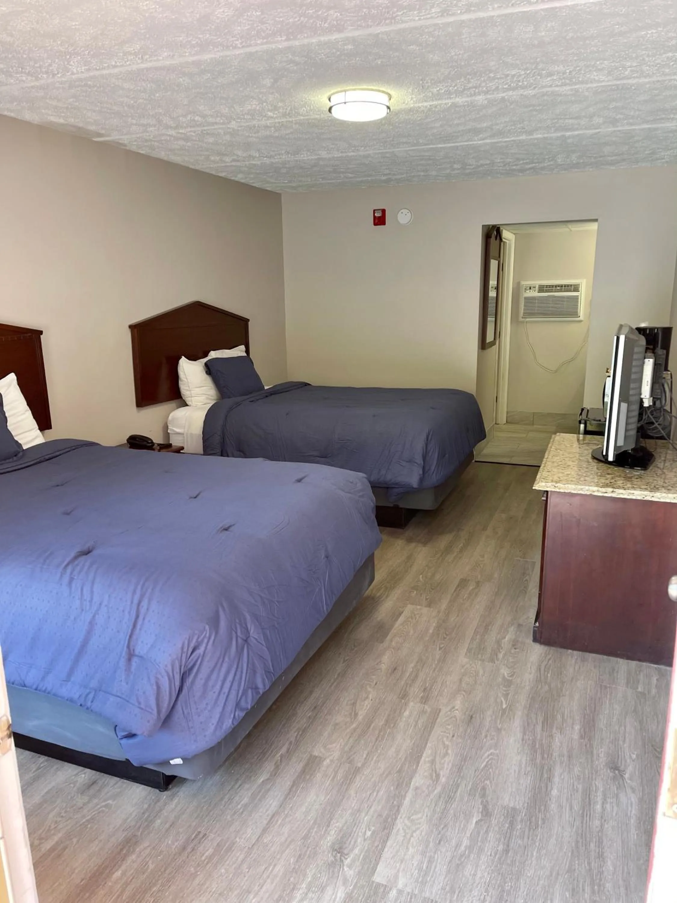 Bed in Pin Oak Parkway Inn