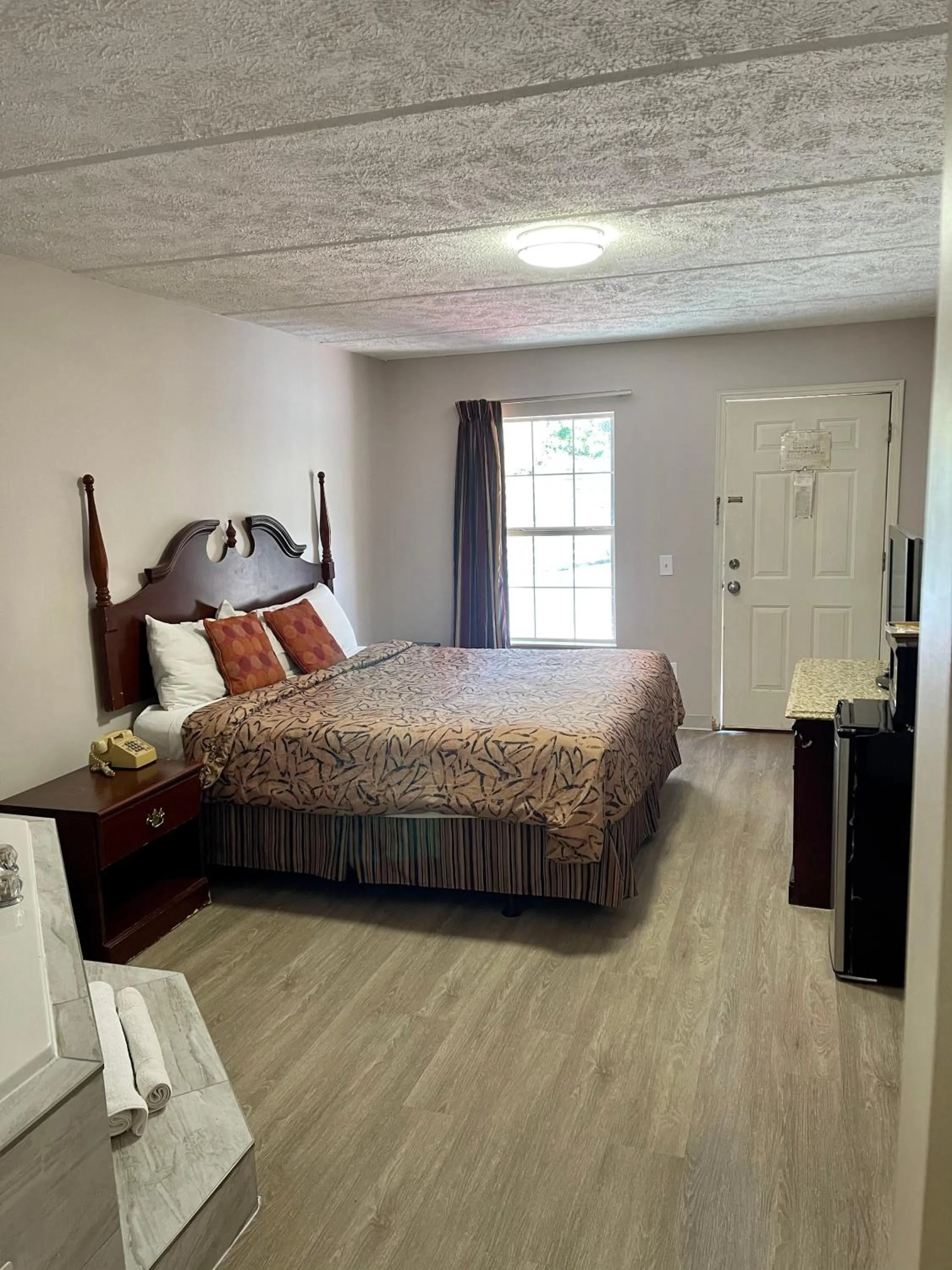 Bed in Pin Oak Parkway Inn