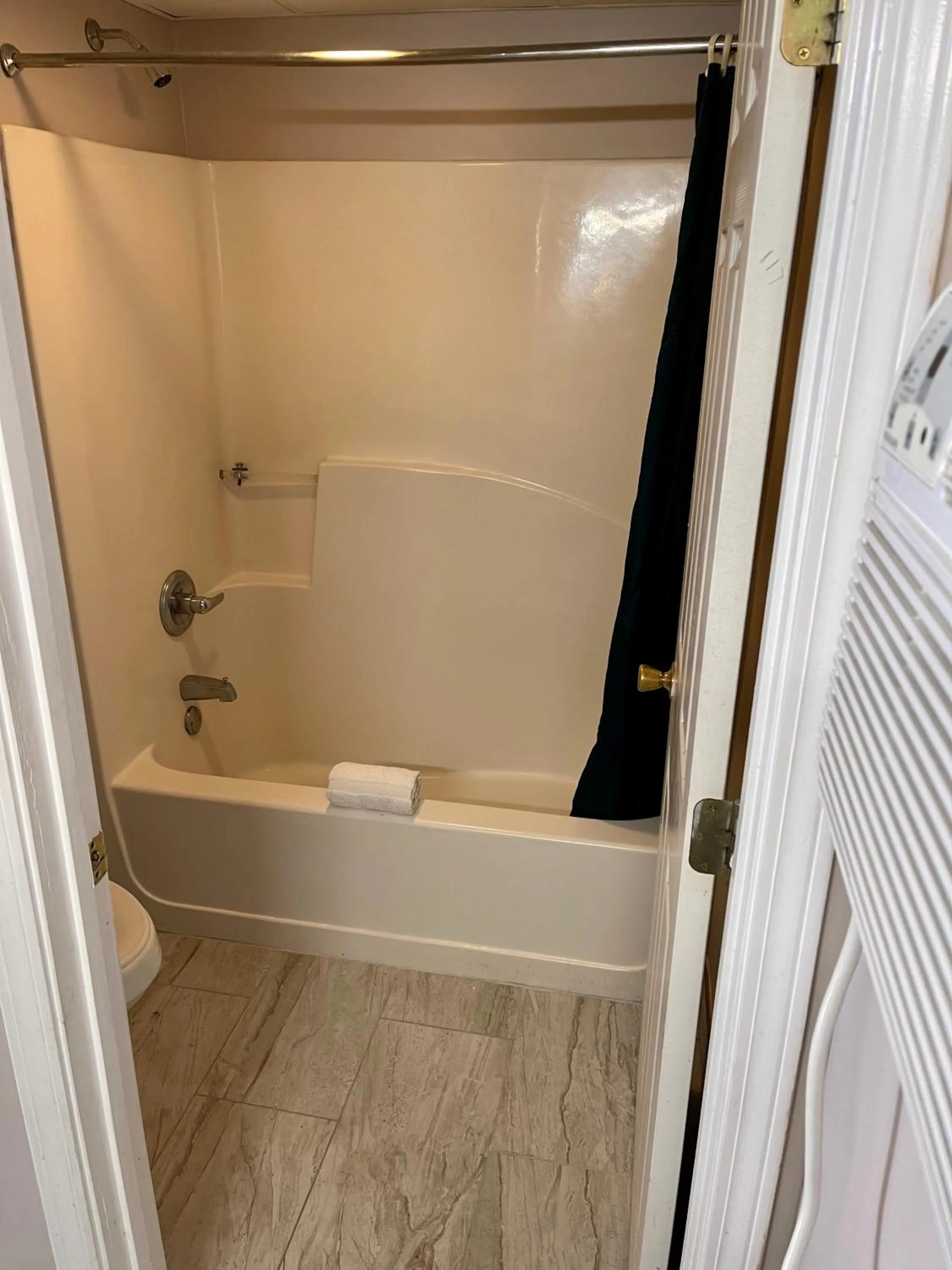 Bathroom in Pin Oak Parkway Inn