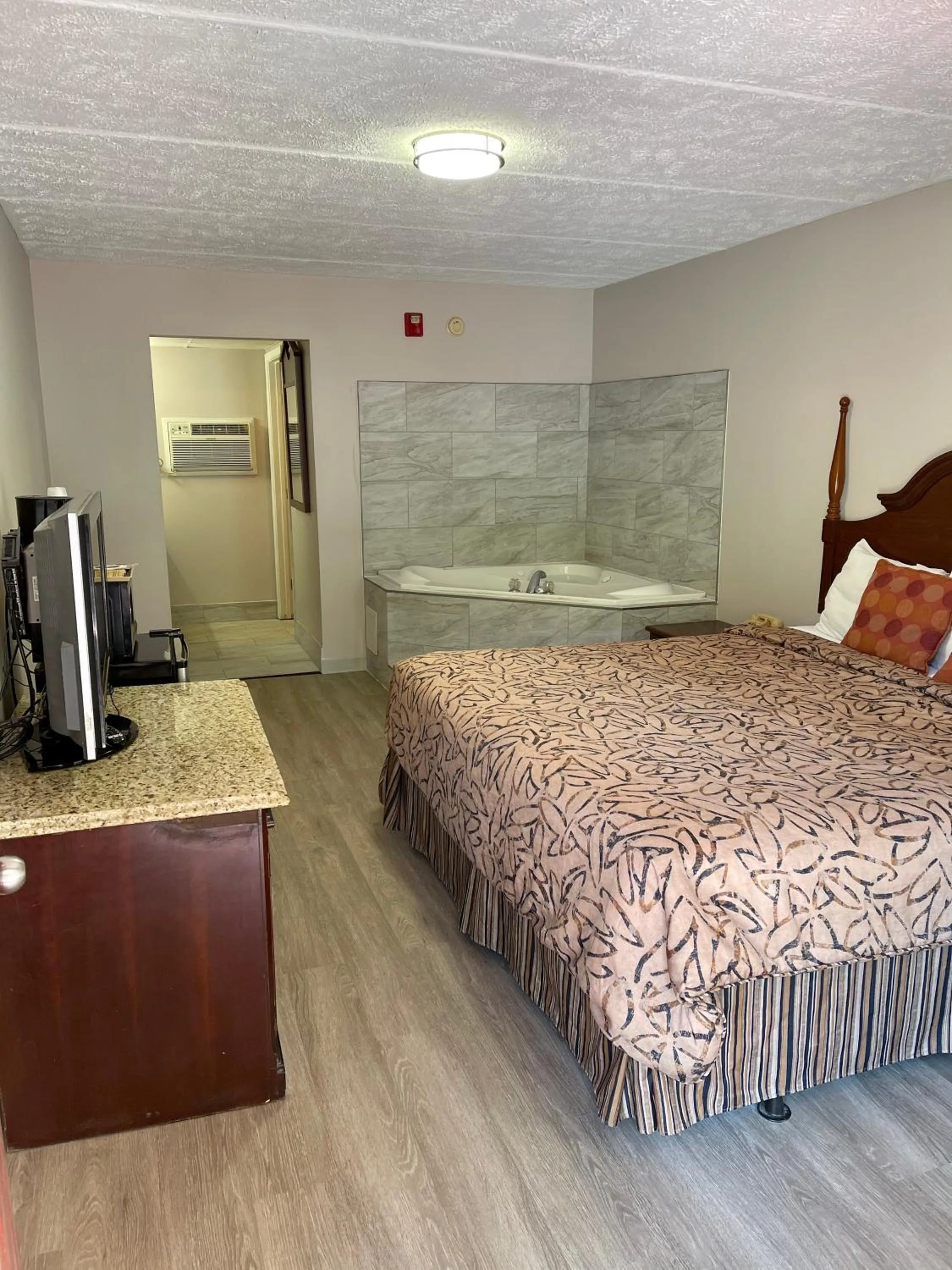 Bed in Pin Oak Parkway Inn