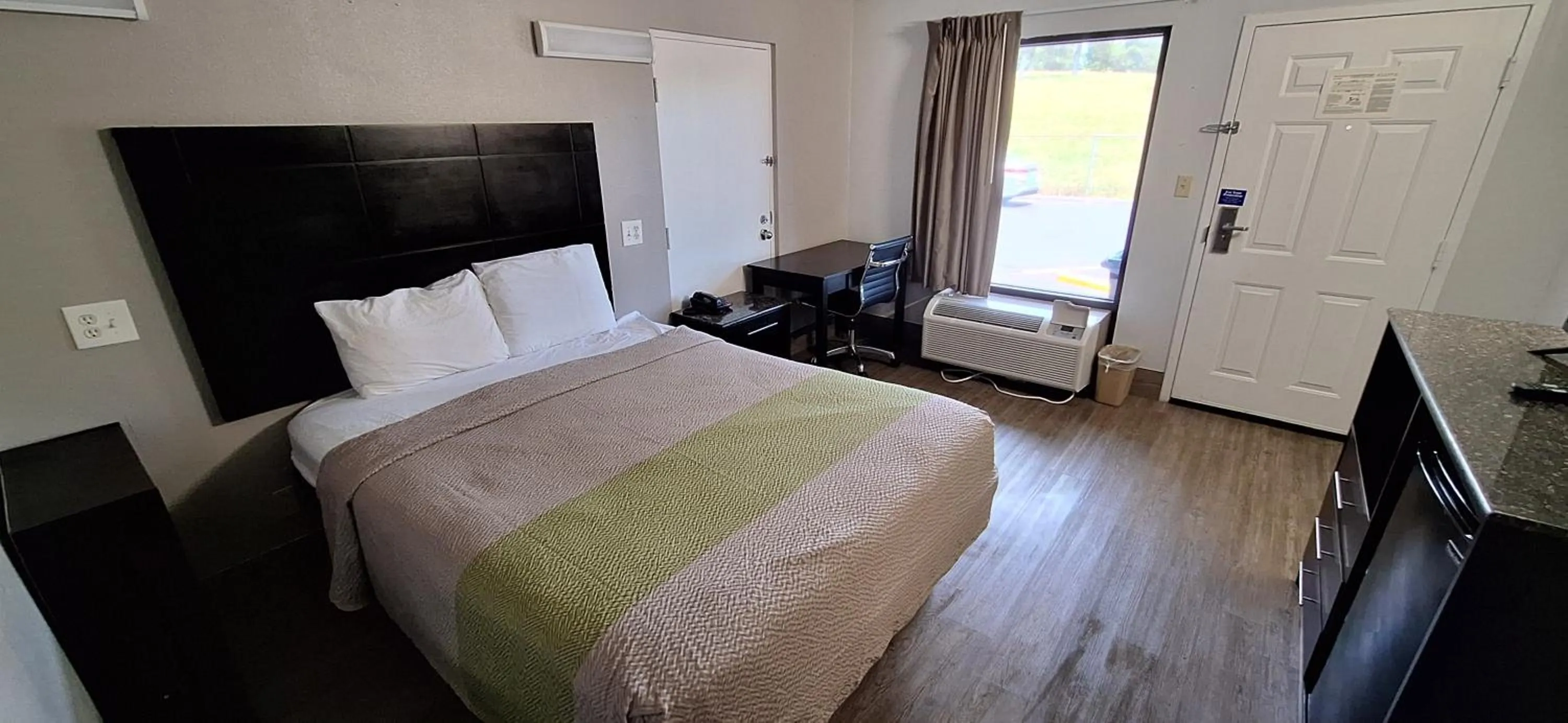 Bed in Motel 6 Knoxville, Tn - East