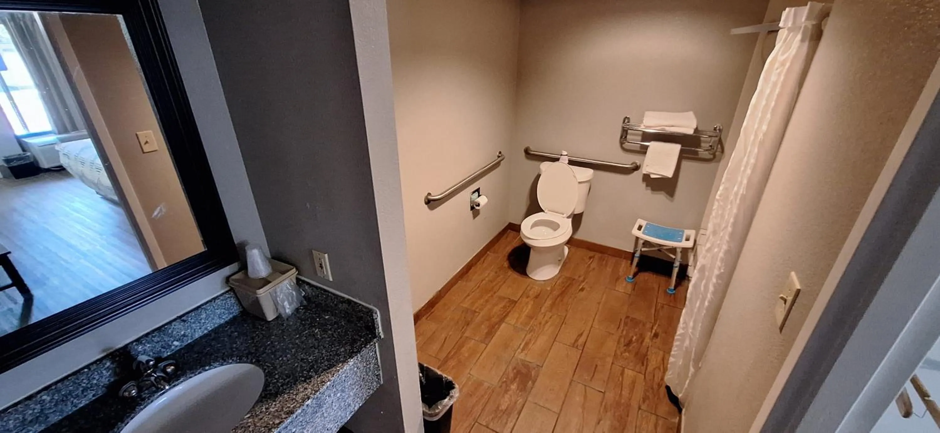 Bathroom in Motel 6 Knoxville, Tn - East