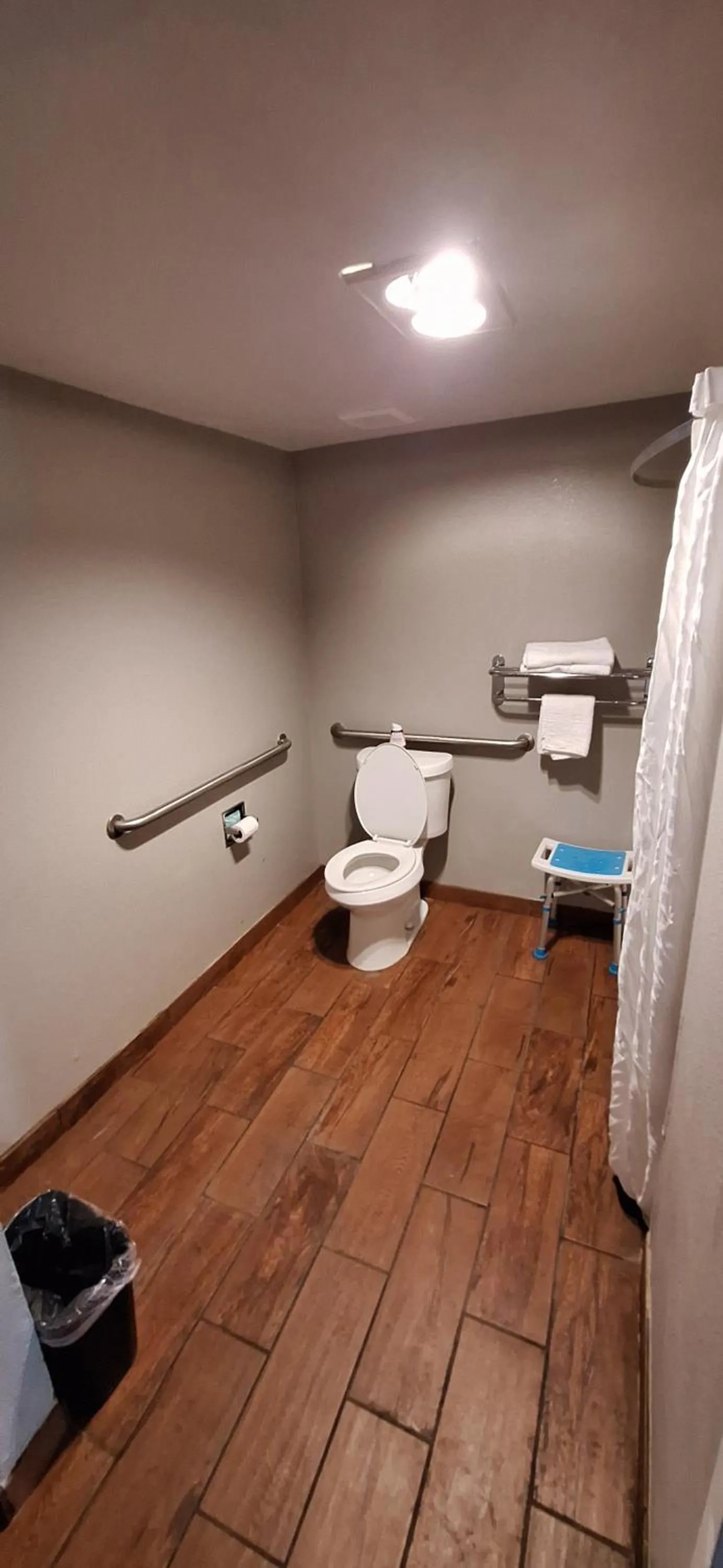 Bathroom in Motel 6 Knoxville, Tn - East