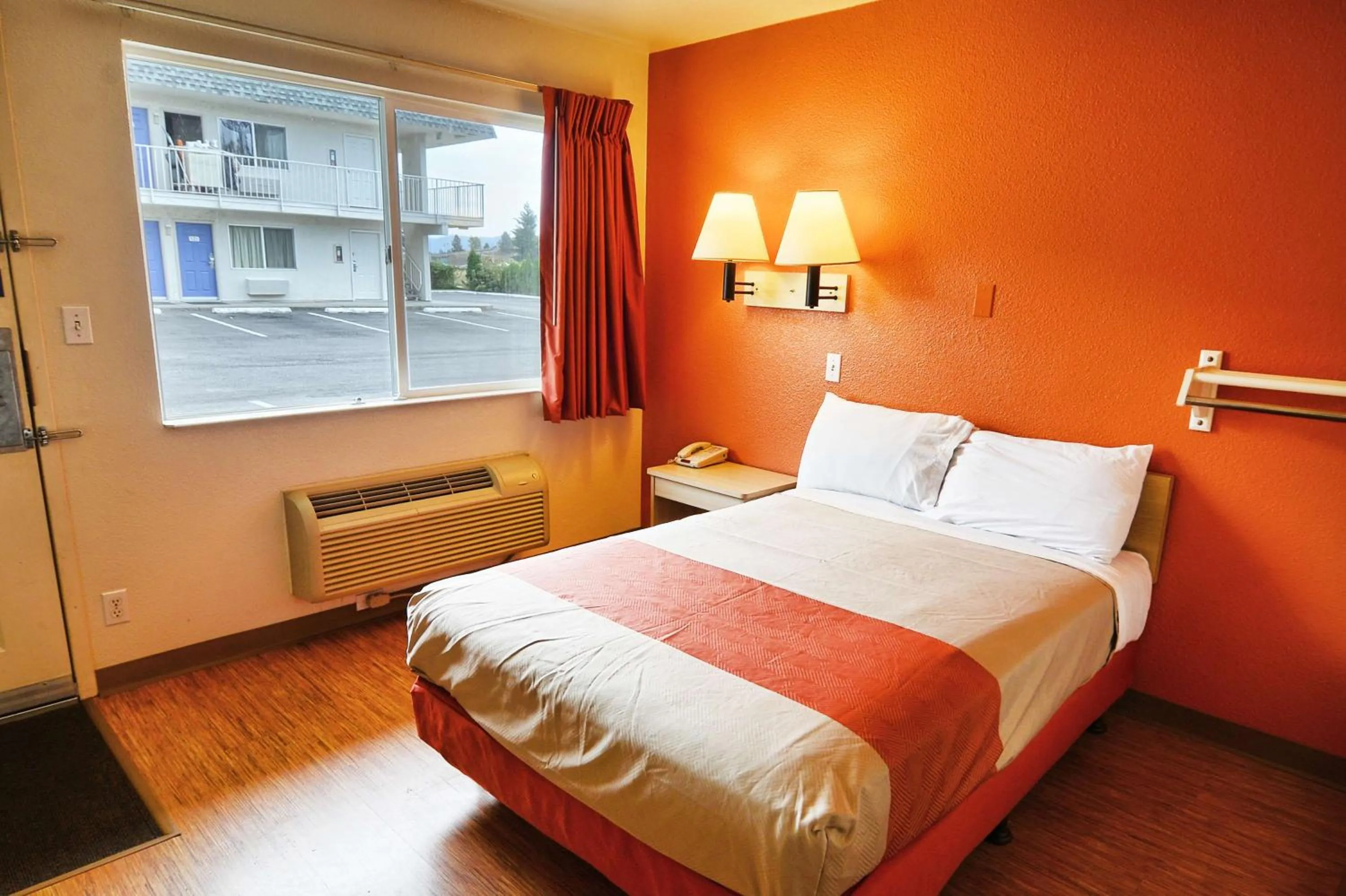 Photo of the whole room, Bed in Motel 6-Coeur D'Alene, ID