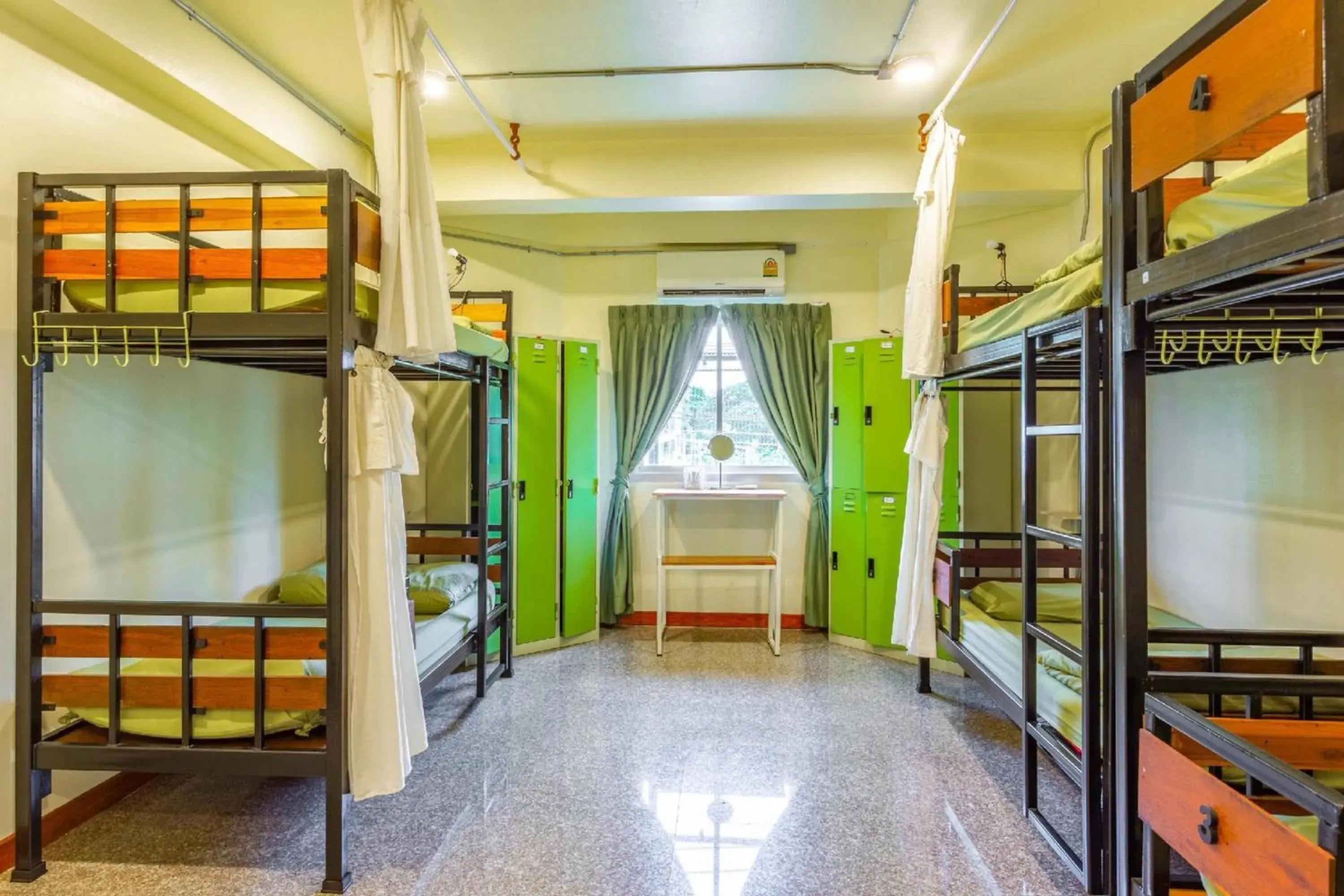 Bed in 8-Bed Mixed Dormitory Room in OYO 928 Leaf Hostel Bed in 8-Bed Mixed Dormitory Room in OYO 928 Leaf Hostel