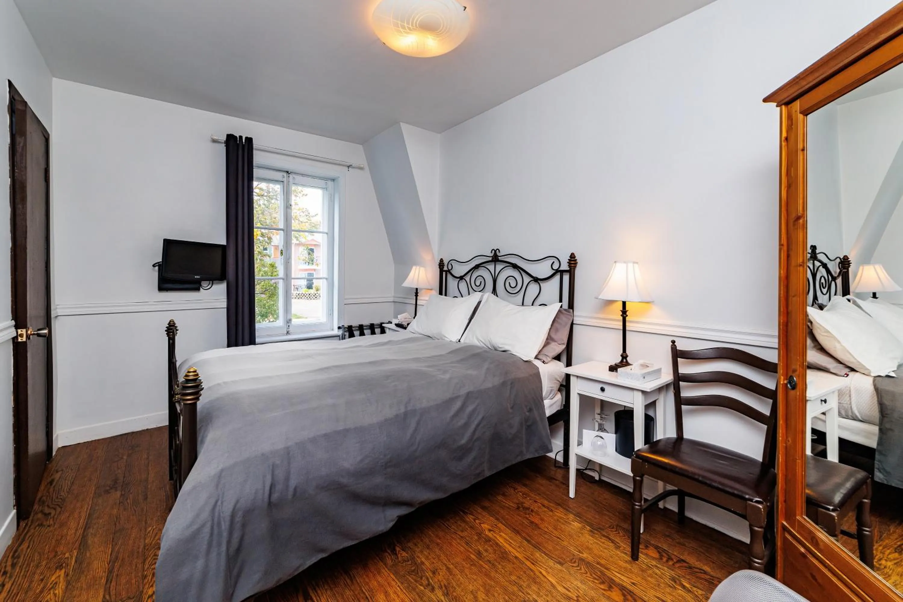 Photo of the whole room, Bed in Auberge La Marmite