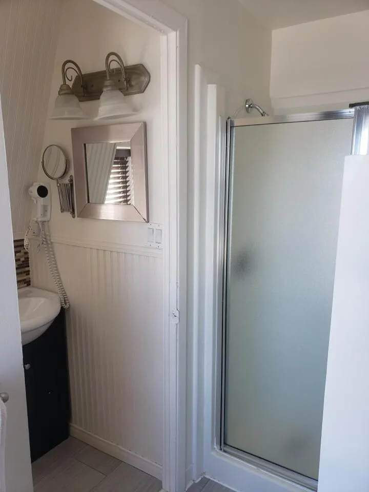 Shower in Auberge La Marmite