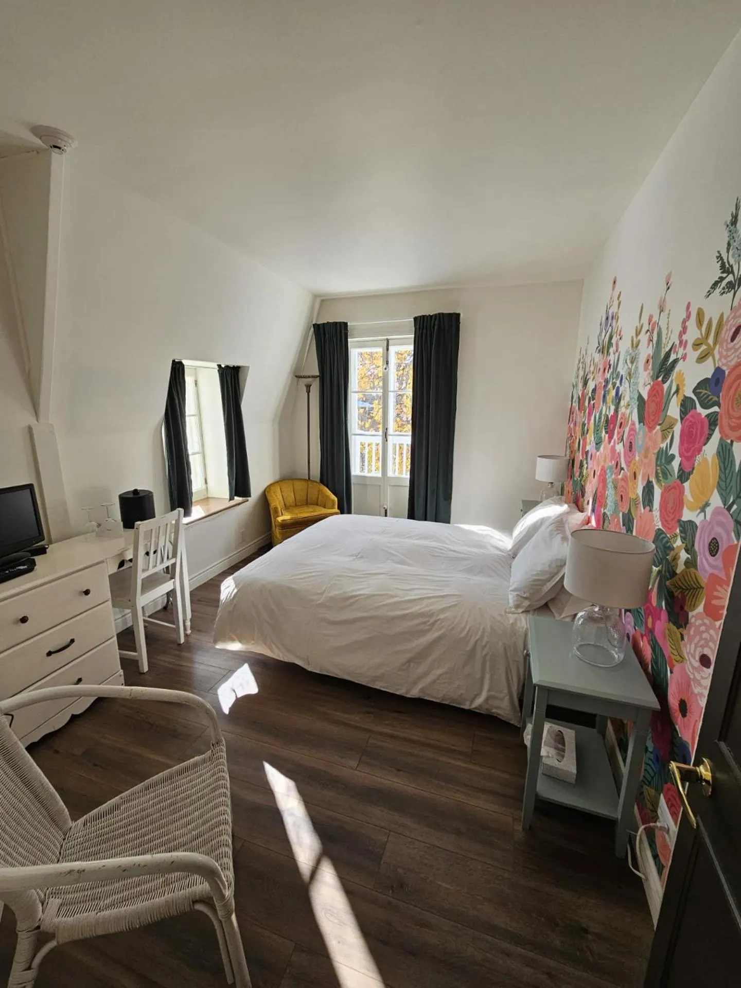 Photo of the whole room, Bed in Auberge La Marmite