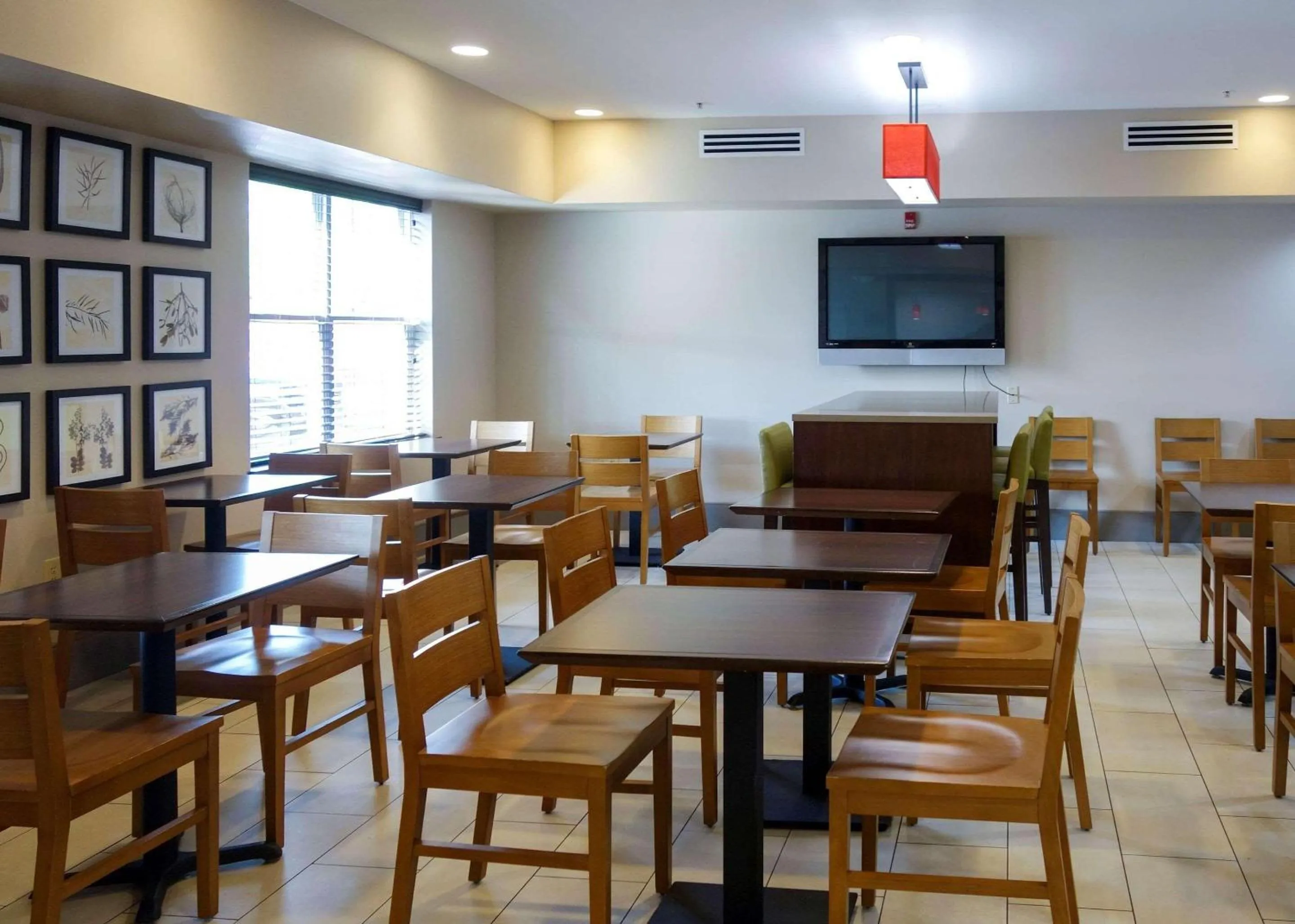 Breakfast in Country Inn & Suites by Radisson, Washington, DC East - Capitol Heights, MD