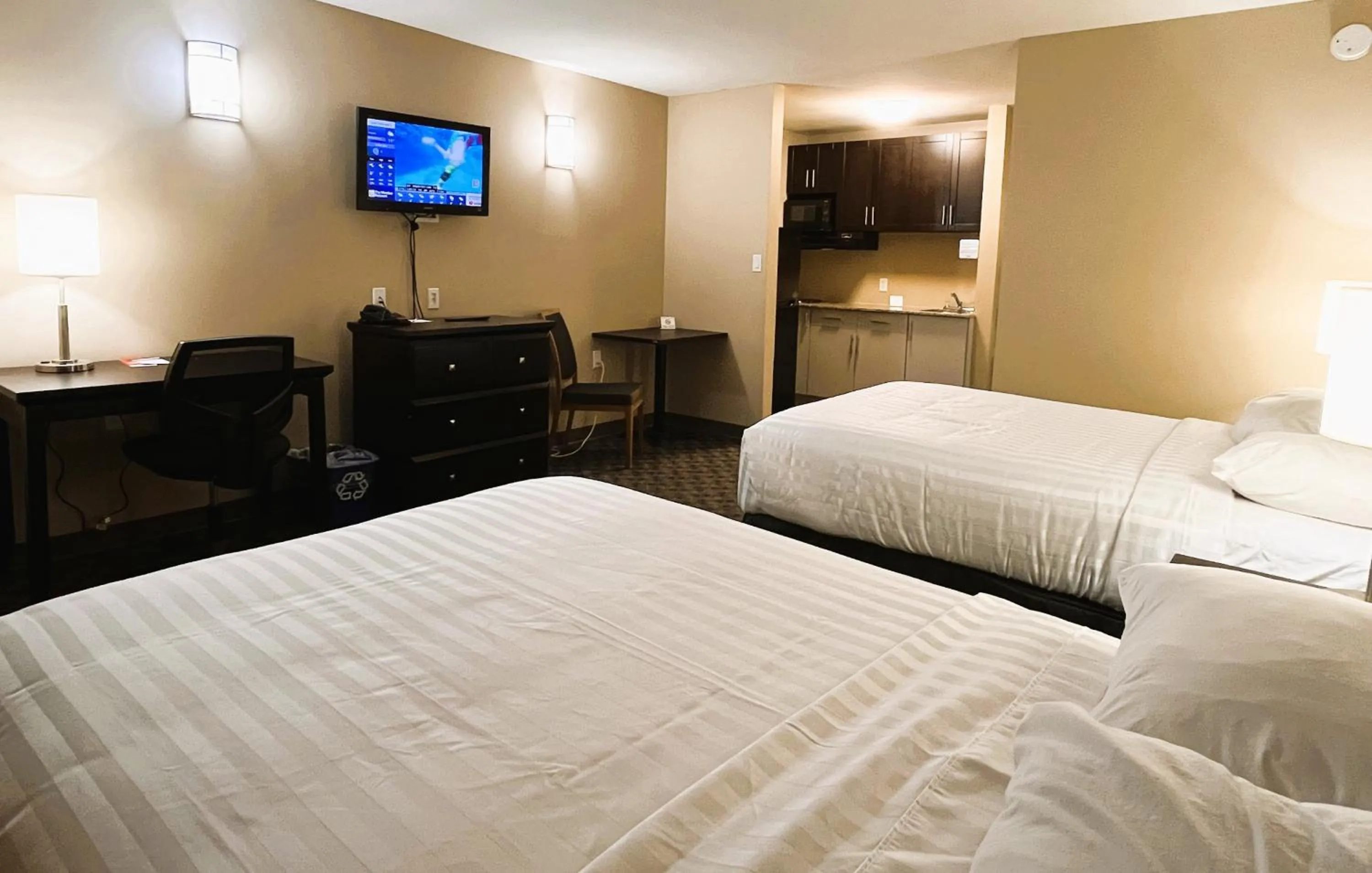 Bedroom, Bed in BCMInns - Peace River