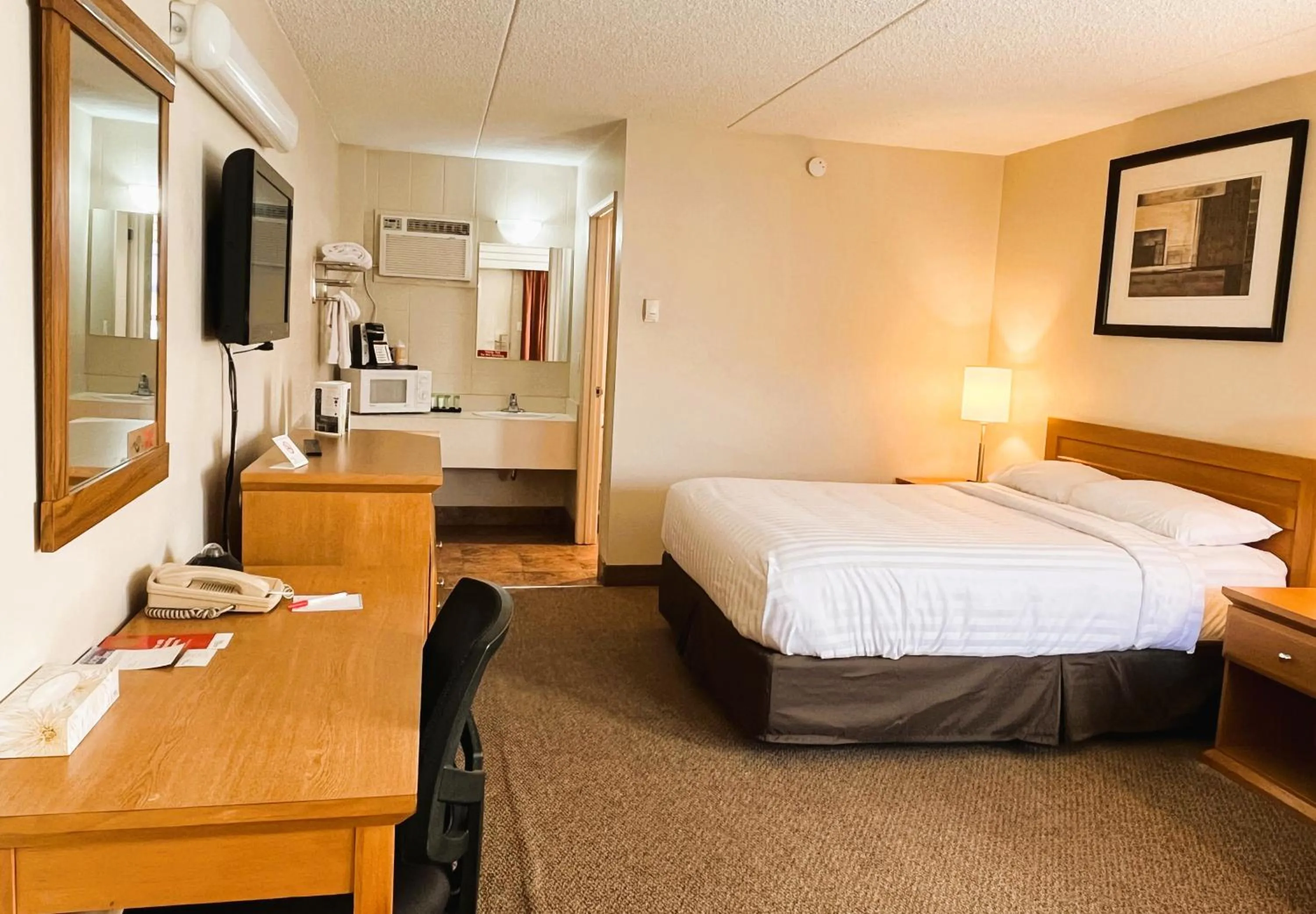 Bedroom, Bed in BCMInns - Peace River