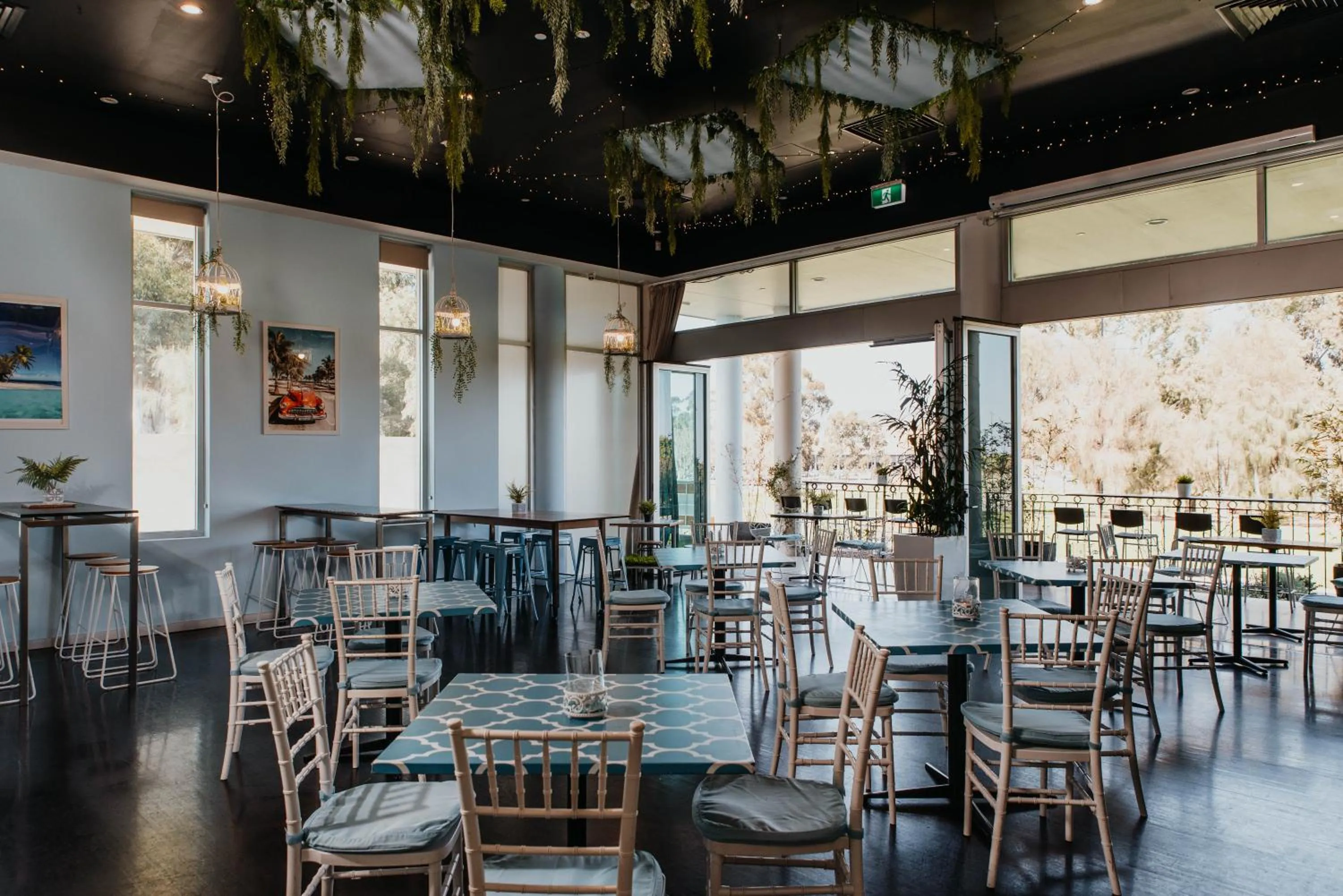 Restaurant/places to eat in Sfera's Park Suites & Convention Centre