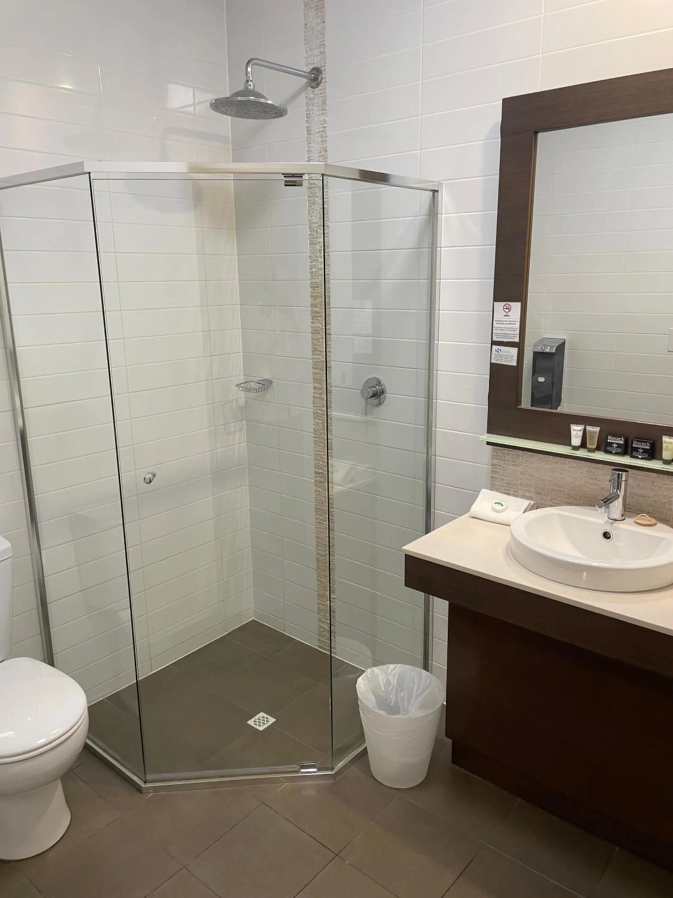 Shower in Sfera's Park Suites & Convention Centre