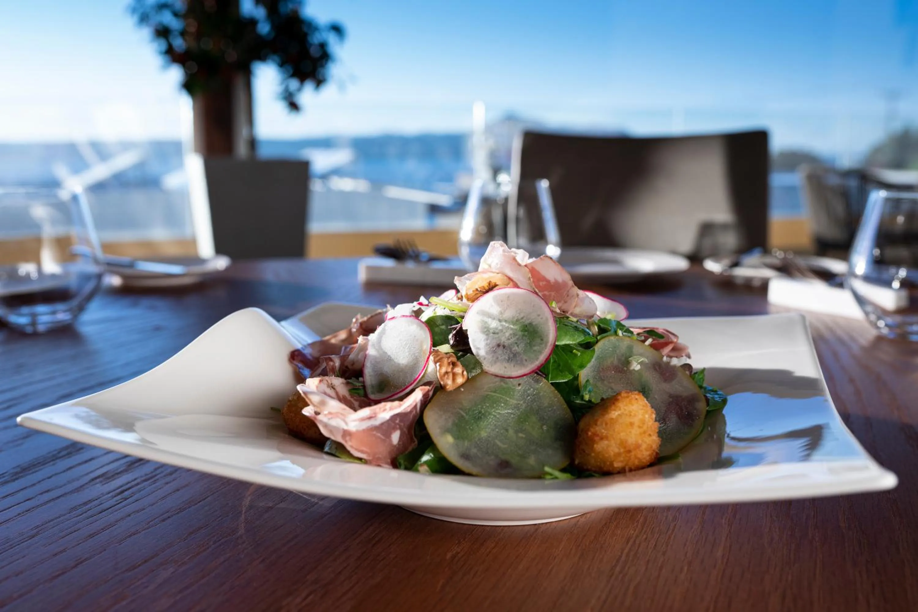 Restaurant/places to eat in Sun and Sea Plus Resort