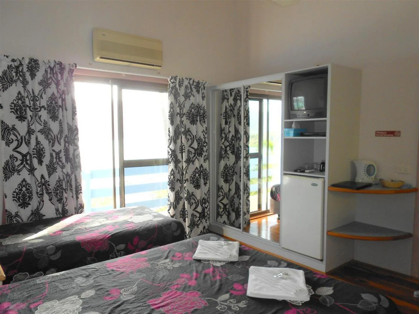 Day, Bed in Coral Point Lodge