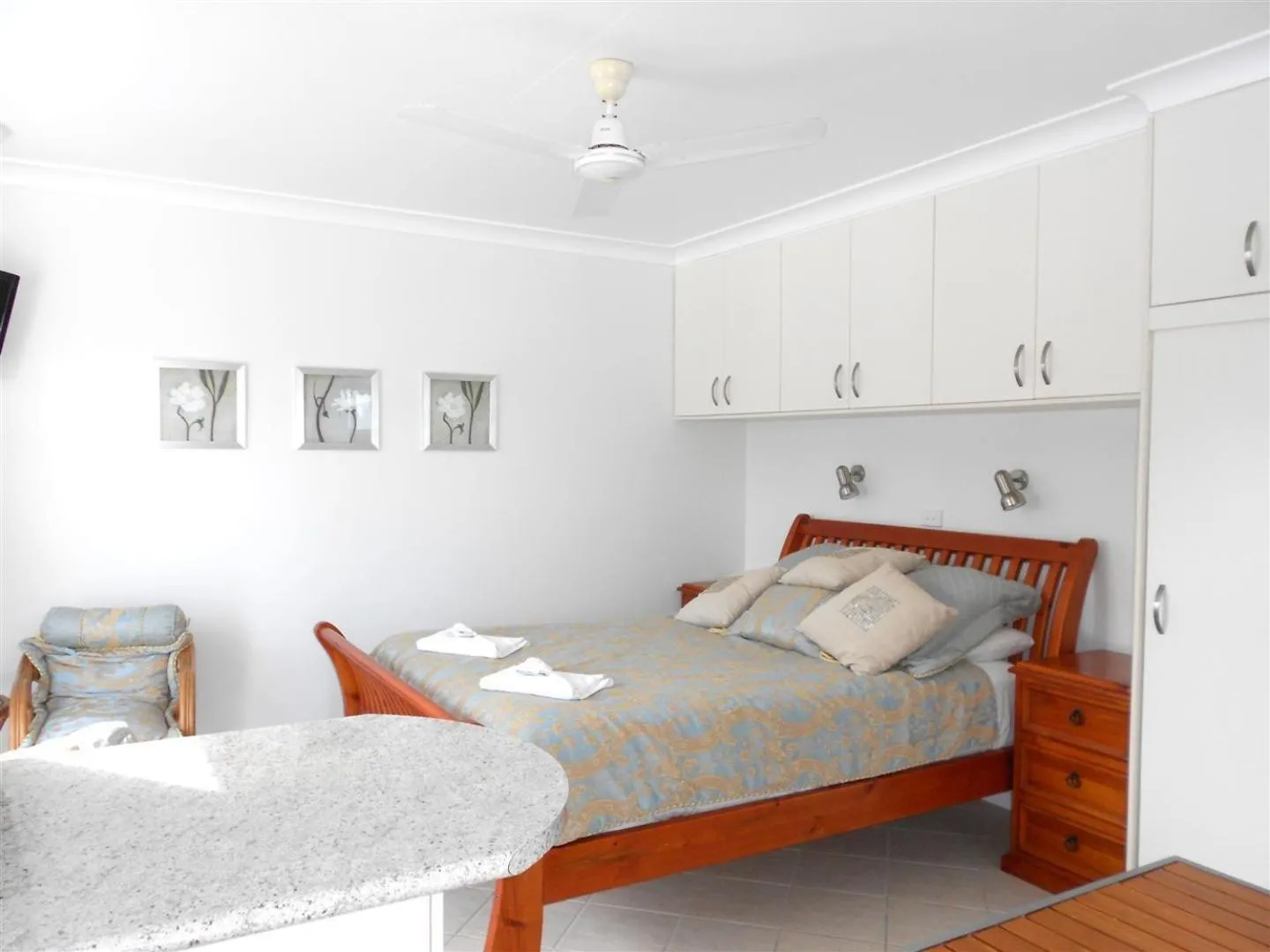 Photo of the whole room, Bed in Coral Point Lodge