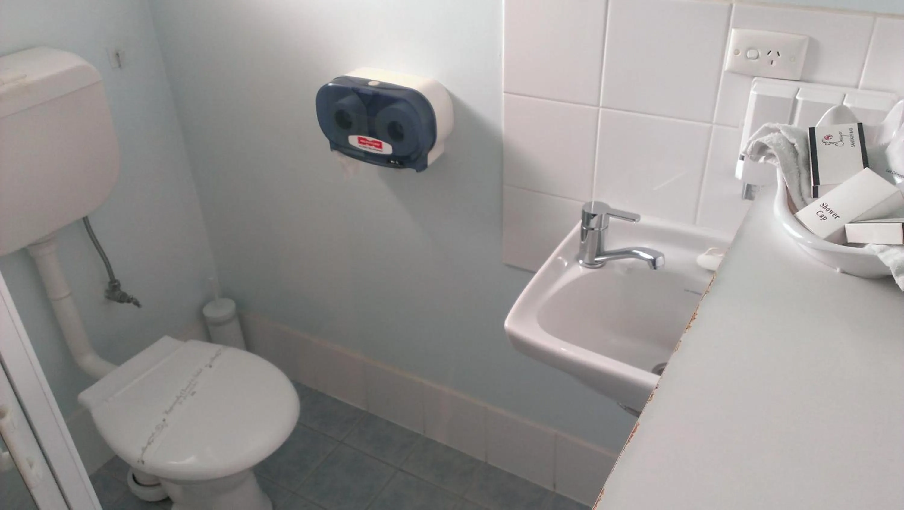 Toilet in Oval Motel - Murray Bridge