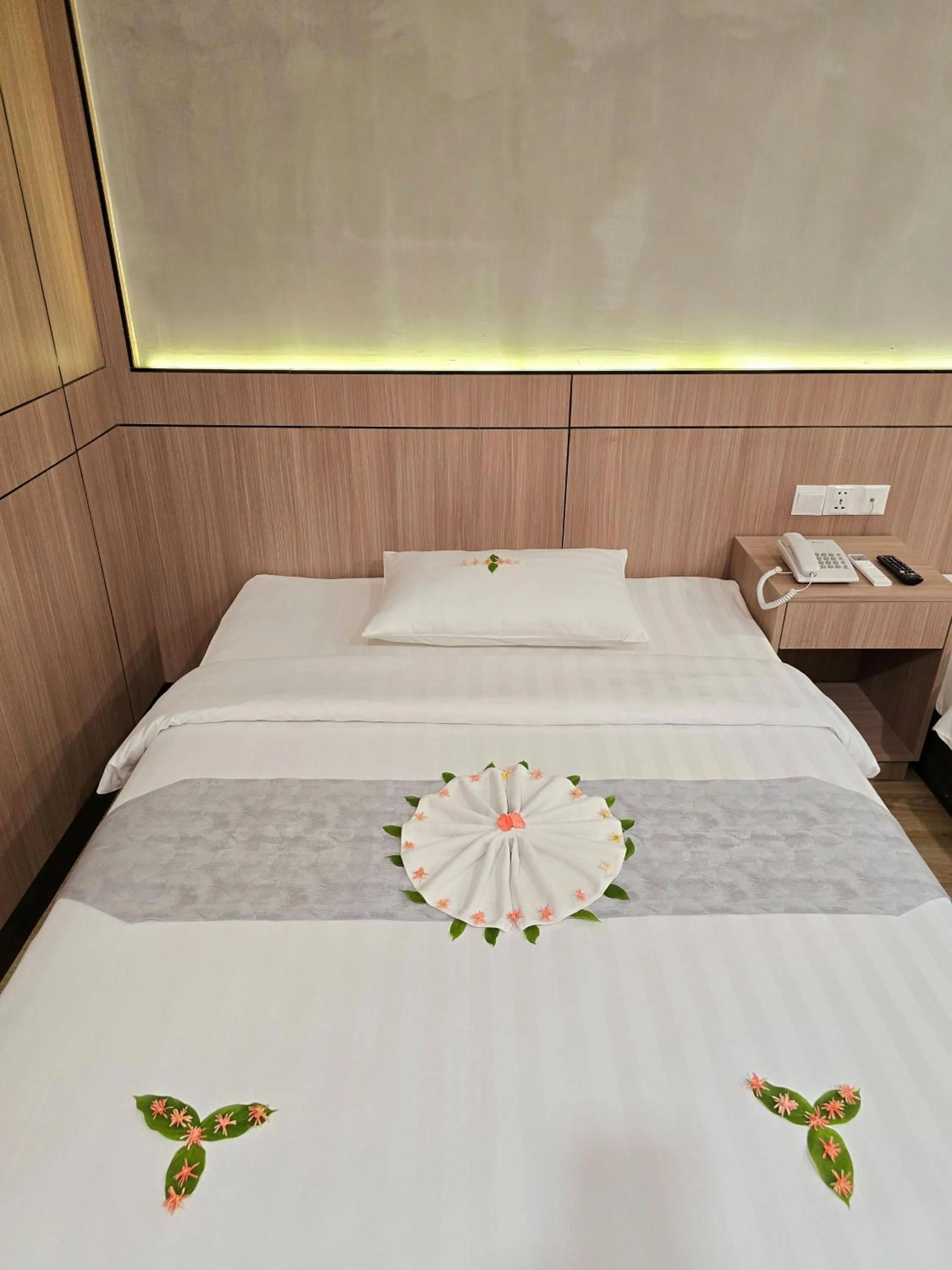 Bedroom, Bed in Joli Hotel