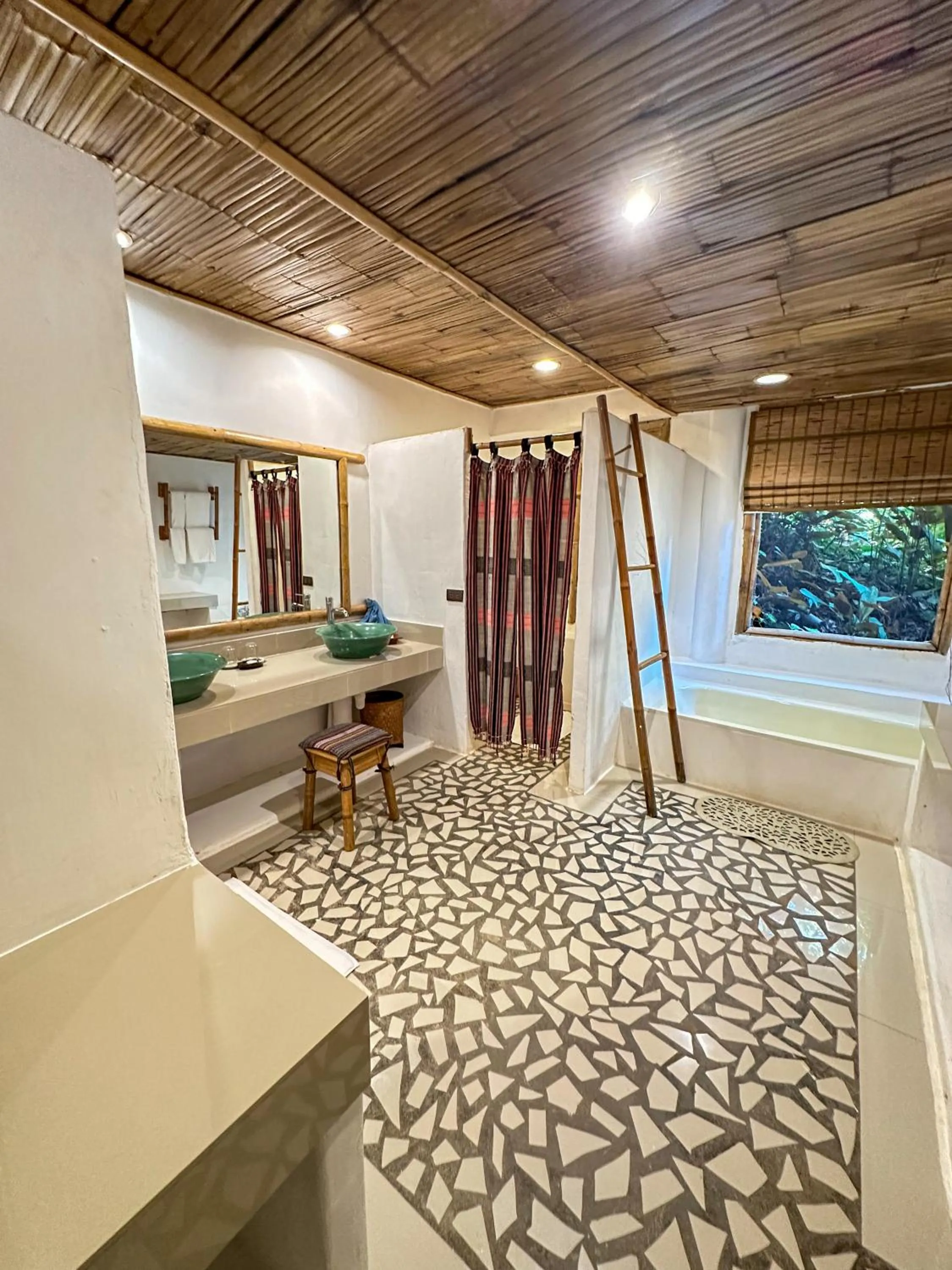 Bathroom, Bed in Phu Chaisai Chiang Rai Mountain Resort