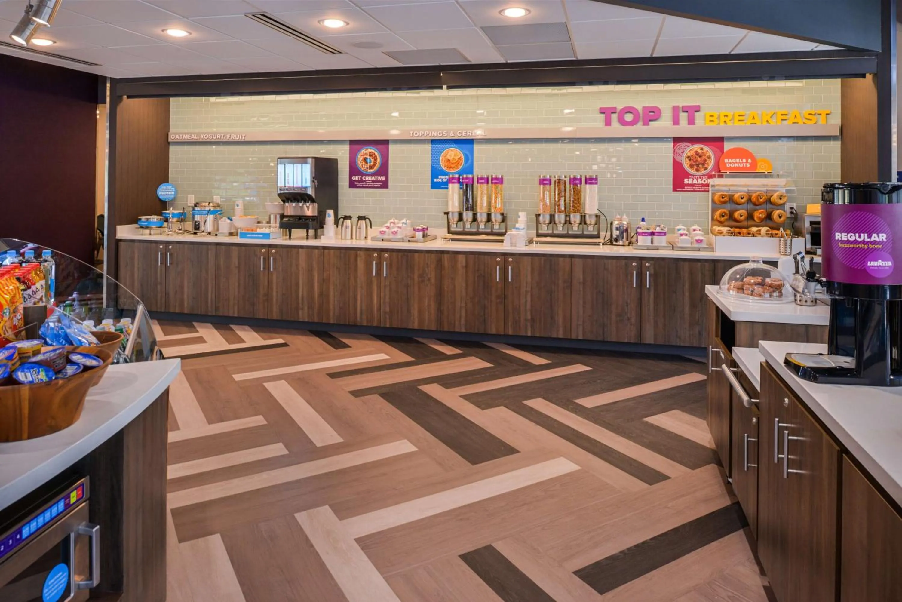 Dining area in Tru By Hilton Little Rock West