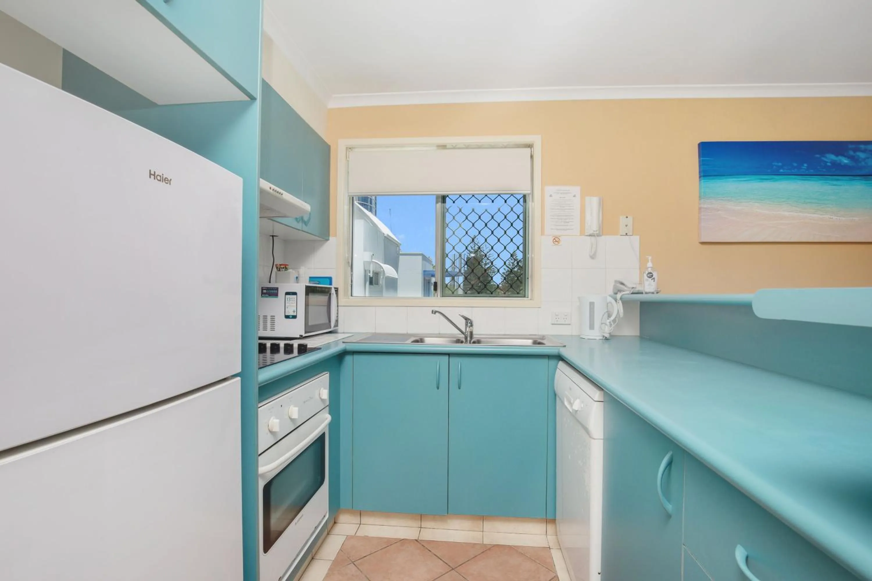 Kitchen or kitchenette in Surfers Beach Resort One
