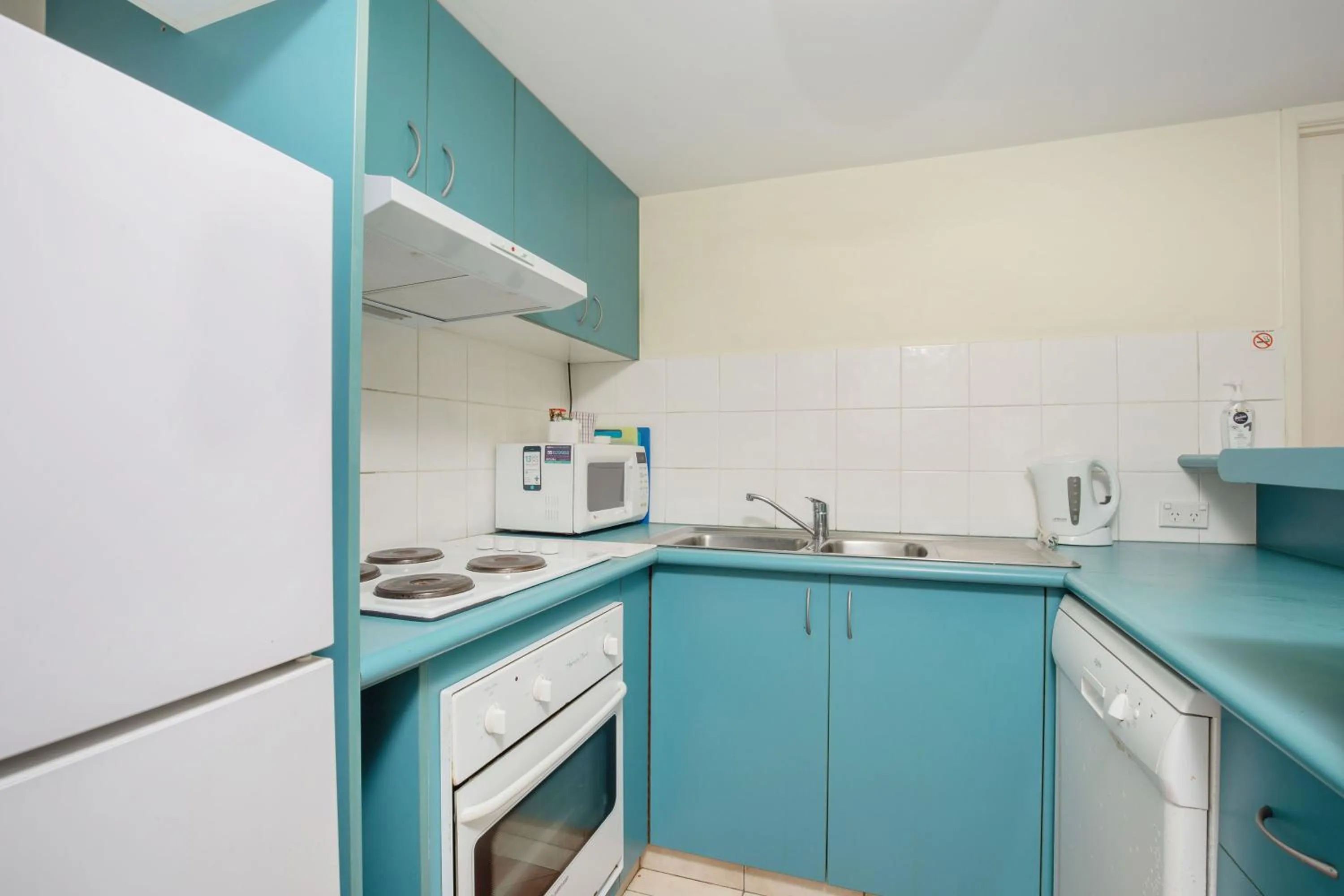 Kitchen or kitchenette in Surfers Beach Resort One