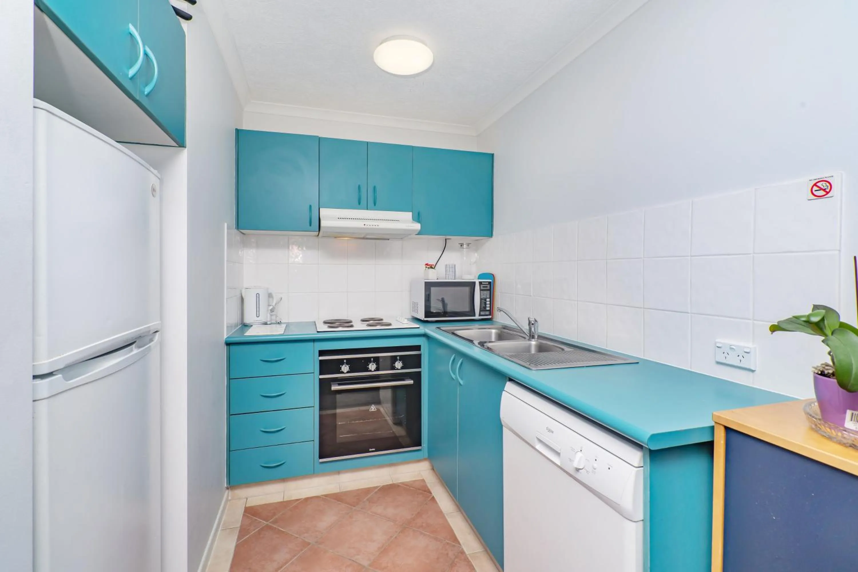 Kitchen or kitchenette in Surfers Beach Resort One
