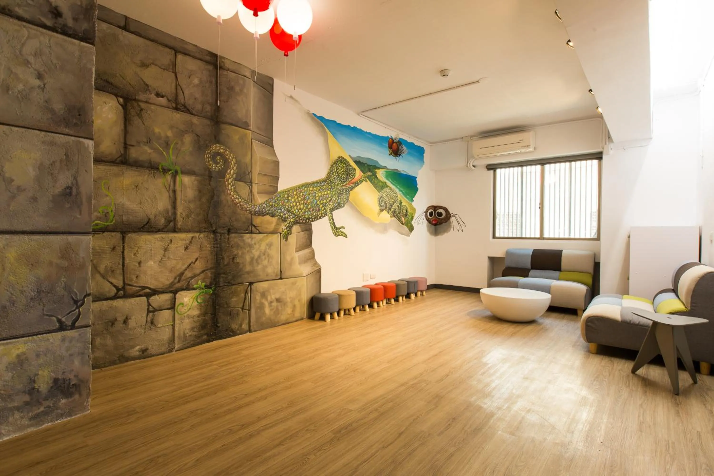 Communal lounge/ TV room in Traveller Inn - Mido Hotel