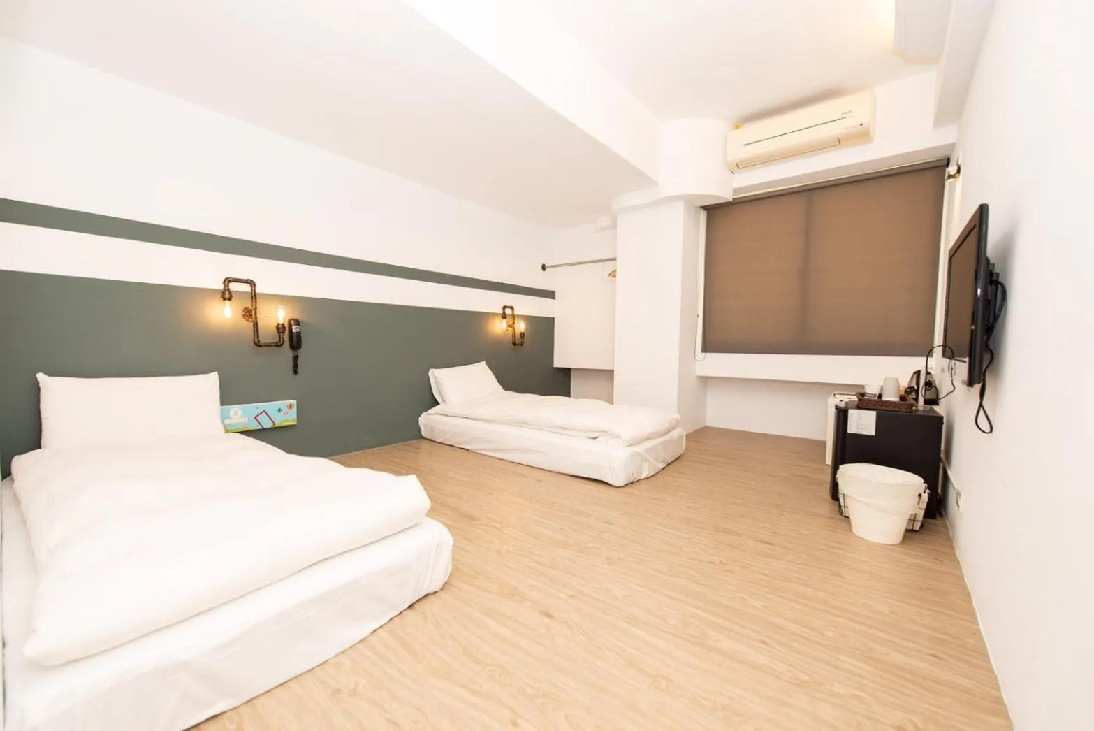 Decorative detail, Bed in Traveller Inn - Mido Hotel