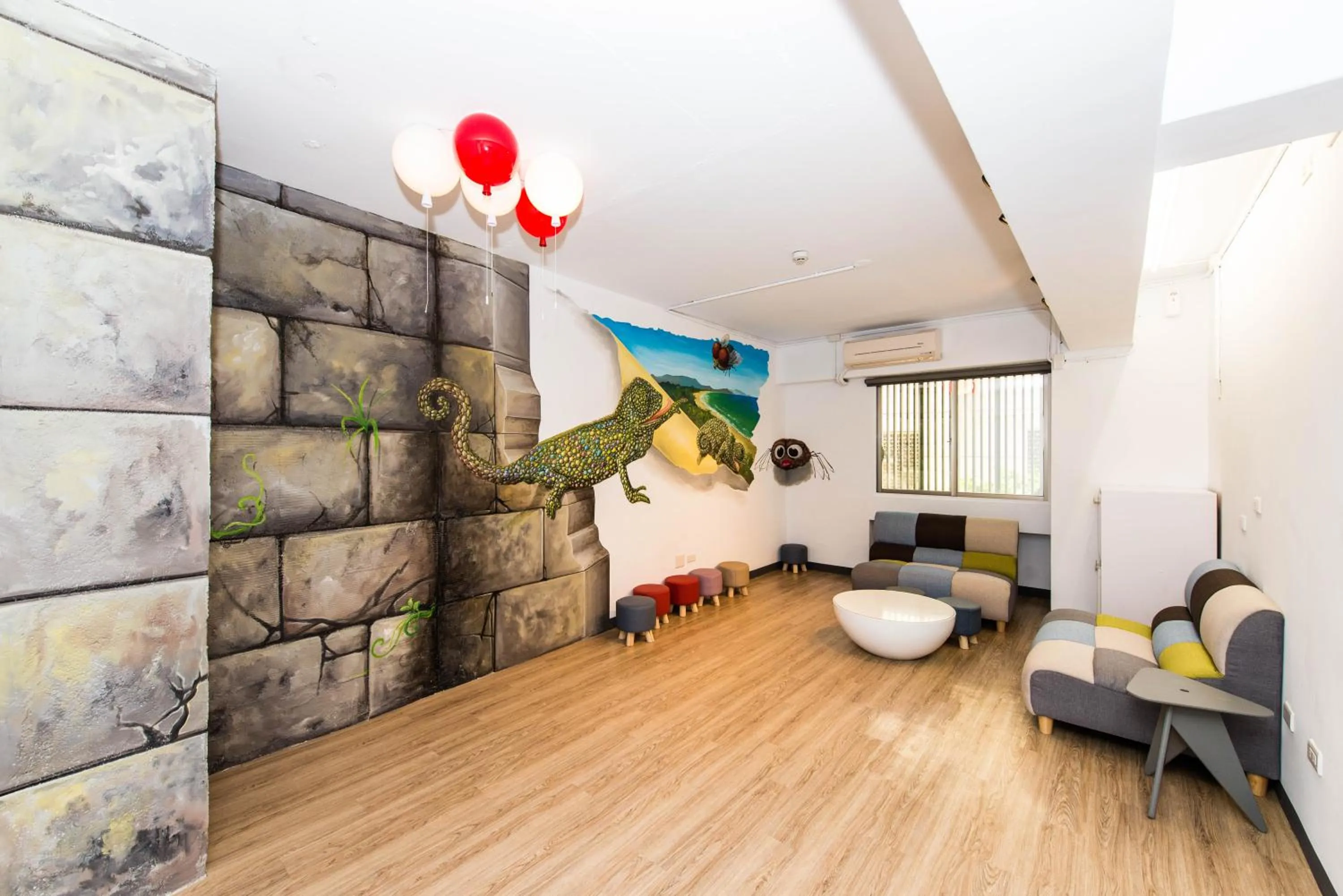 Seating area in Traveller Inn - Mido Hotel